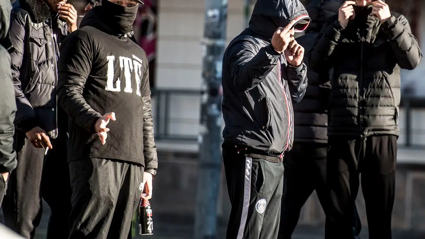 Trods forbud er Loyal to Familia-banden særdeles aktiv. Blandt andet er den netop nu part i en konflikt med Hells Angels.