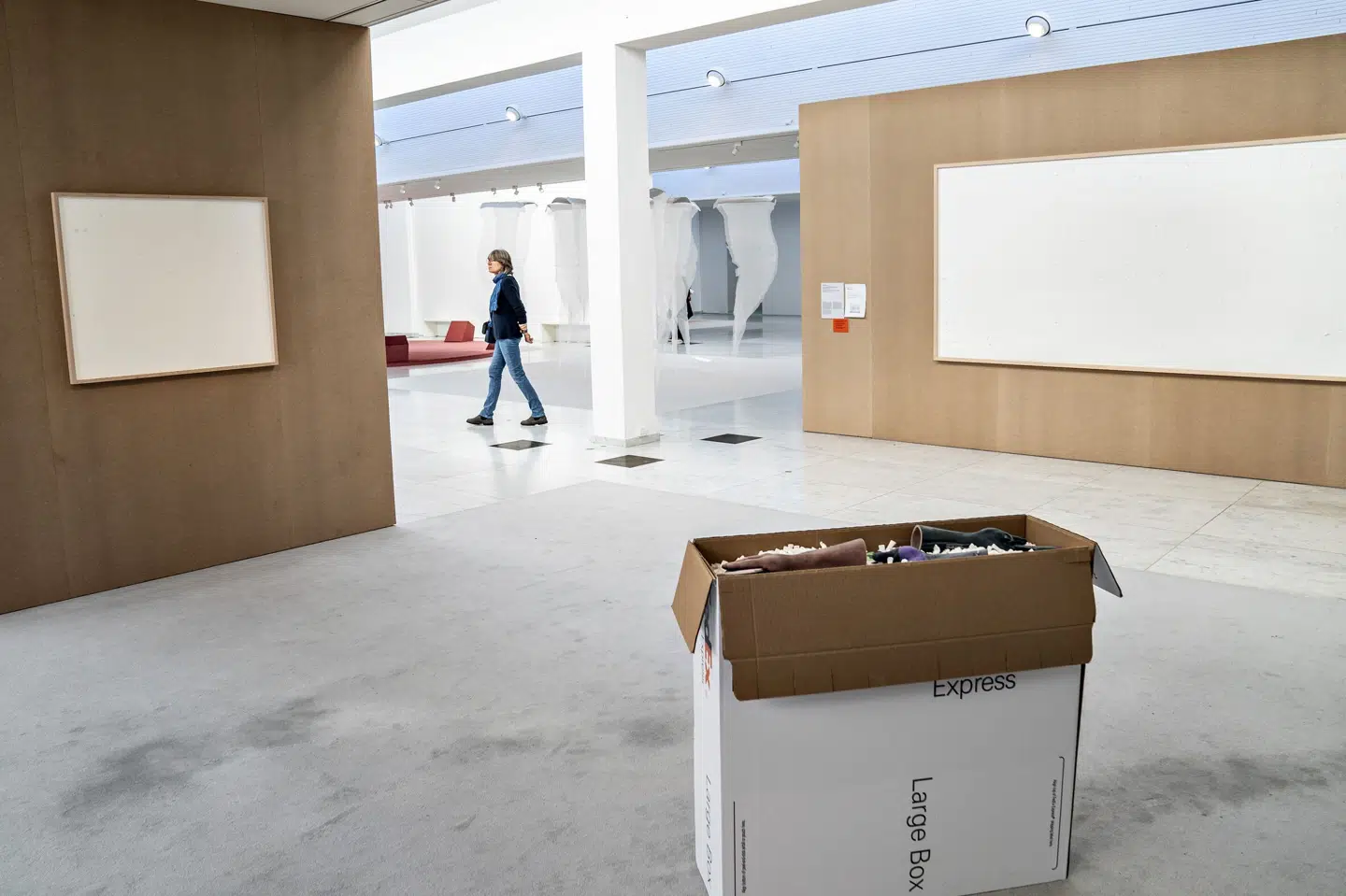 I stedet for to billedrammer indeholdende kontanter sendte kunstner Jens Haaning to rammer uden pengesedler til en kunstudstilling på Kunsten i Aalborg. Pengene beholdt han selv. Den handling udgør ifølge ham et kunstværk, "Take the Money and Run", men nu er Haaning dømt til at betale pengene tilbage.