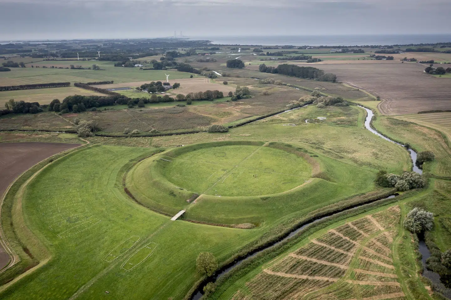 Fem danske ringborge er søndag optaget på Unescos verdensarvsliste. Her ses Trelleborg ved Slagelse.