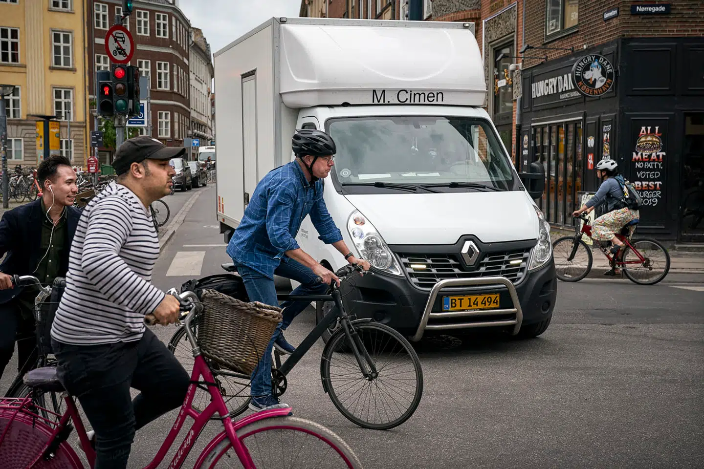 »For at vise min gode vilje prøvede jeg at tage cyklen. Det var det rene helvede. Der var overbefolket på cykelstierne, larm og udstødning fra bilerne, og det er vildt stressende at man aldrig ved om højresvingende biler faktisk vil holde tilbage for en,« skriver Lard Engberg-Pedersen.