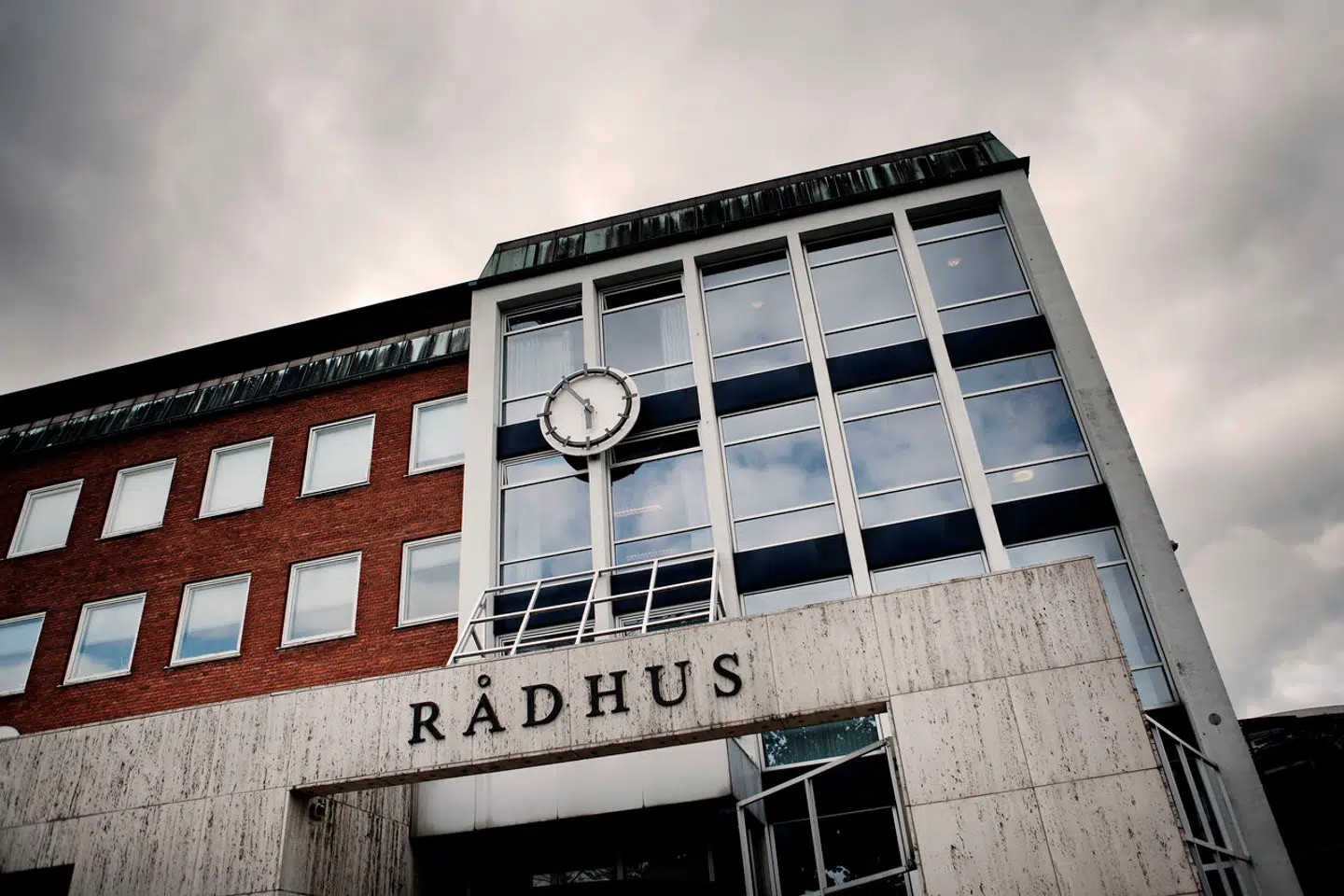 Kommuner skal spare - men har brugt et stort millionbeløb på at fyre chefer.