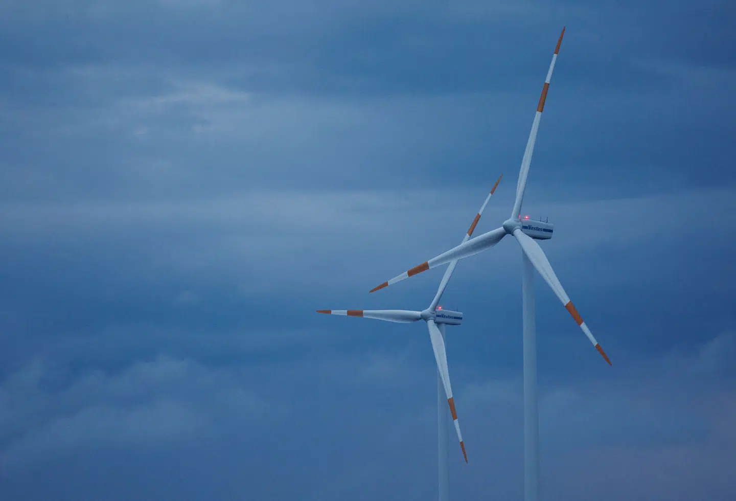 Den danske vindmøllegigant Vestas Wind Systems mener, at lang og bøvlet sagsbehandling i kommunerne er på vej til at spænde ben for danske klimamål.