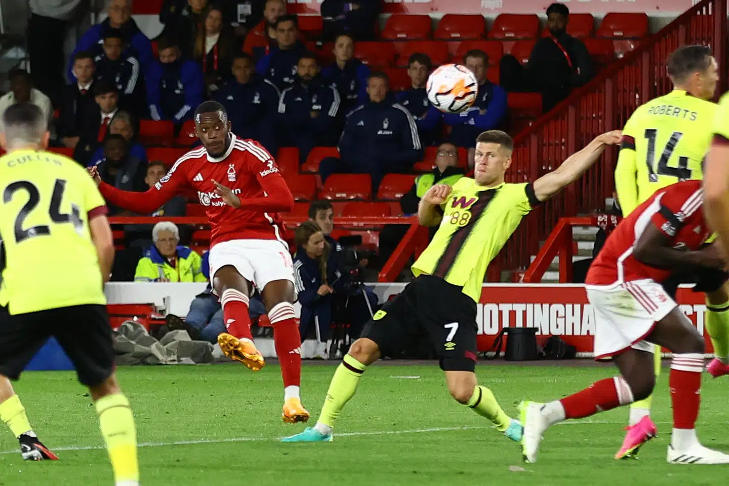 Med en flot afslutning i det fjerne hjørne udlignede Callum Hudson-Odoi fra Nottingham Forest efter en times spil til 1-1.