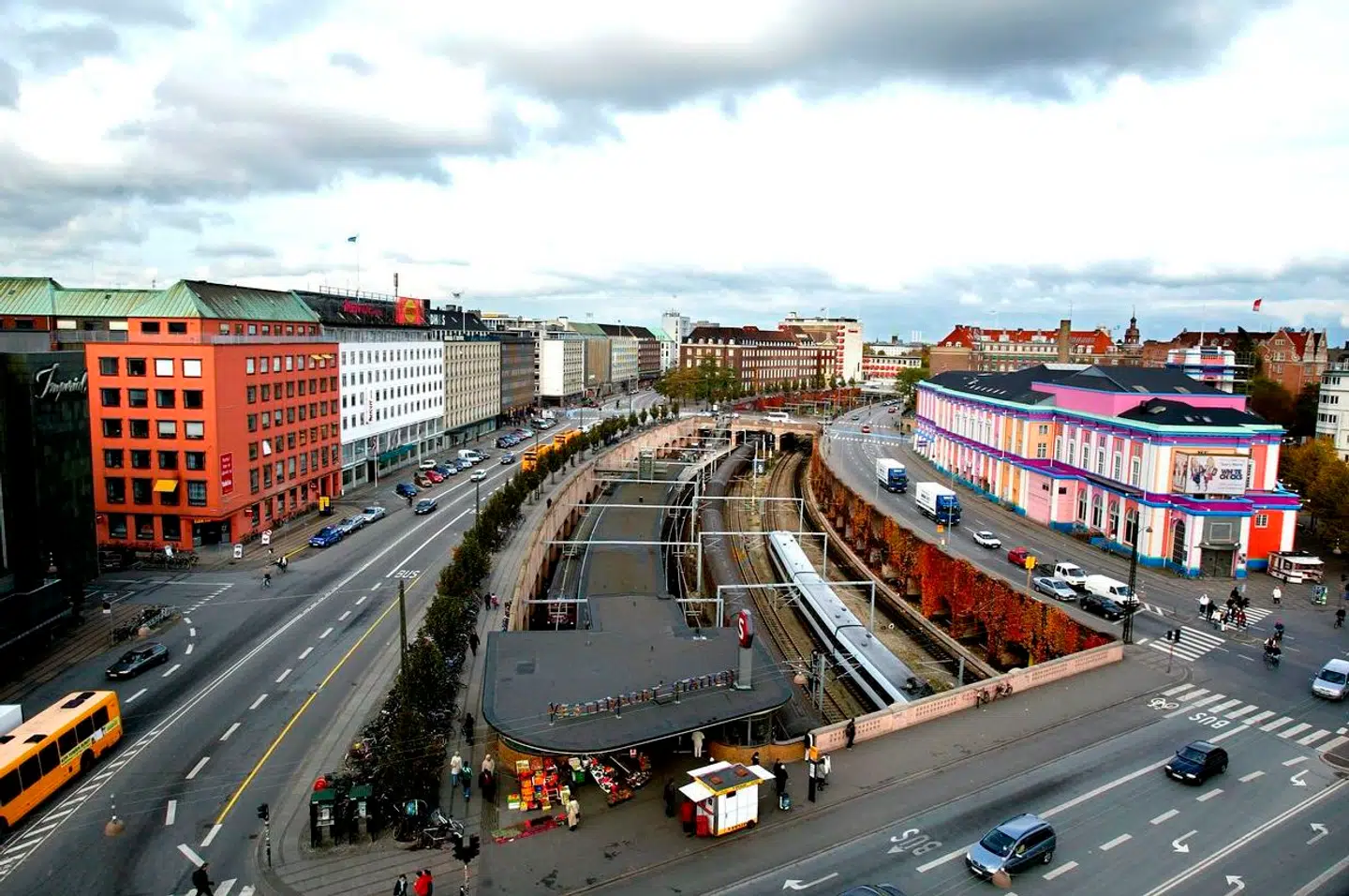 Vesterport Station på hjørnet af Ved Vesterport og Vester Farimagsgade i København. Til højre biografen Palads langs Hammerichsgade.