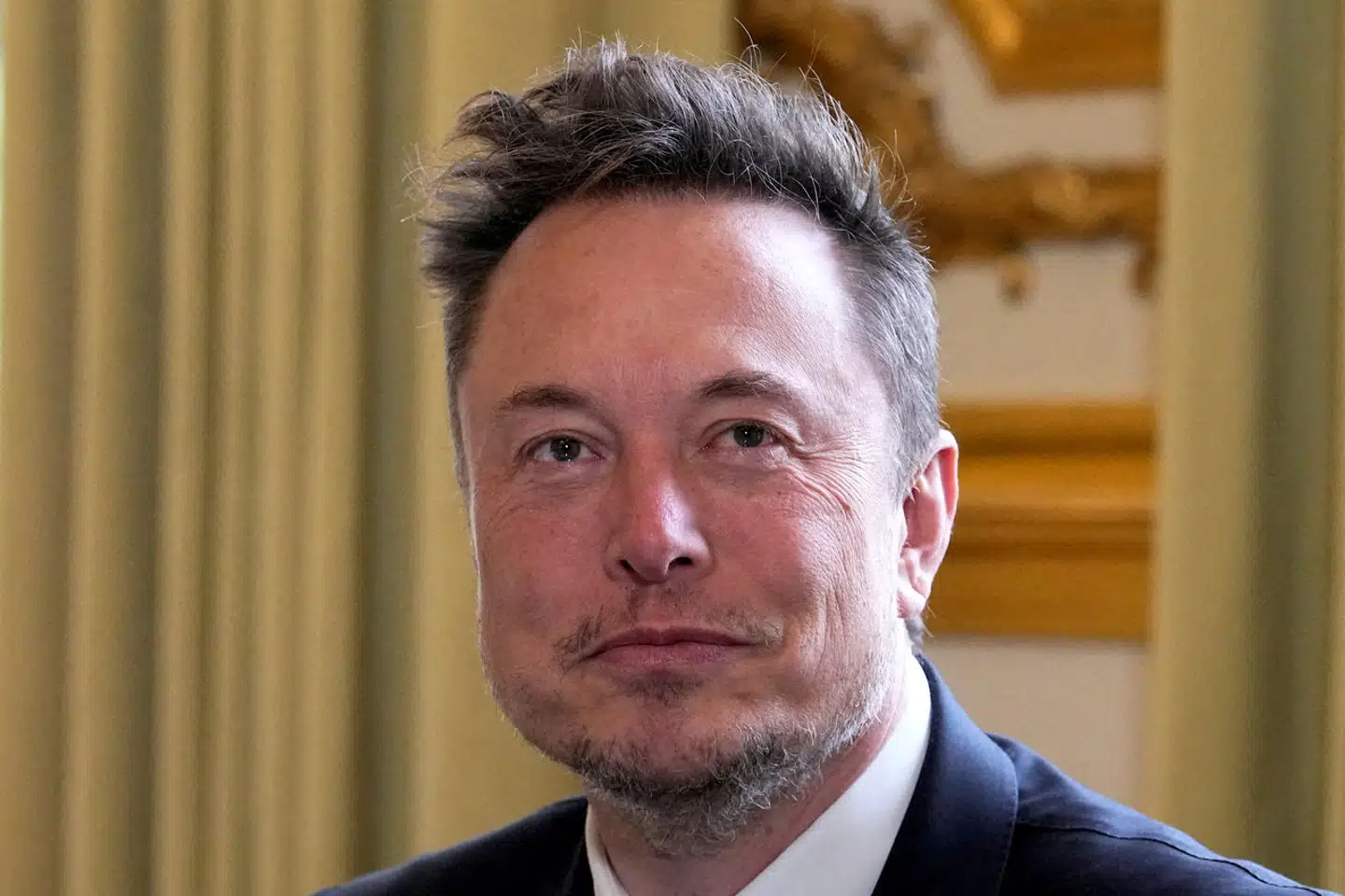 Elon Musk købte for snart et år siden det sociale medie Twitter, som i dag hedder X. Siden har han arbejdet på at få forbedret økonomien, og nye tiltag med abonnementsbetaling synes at være på vej.