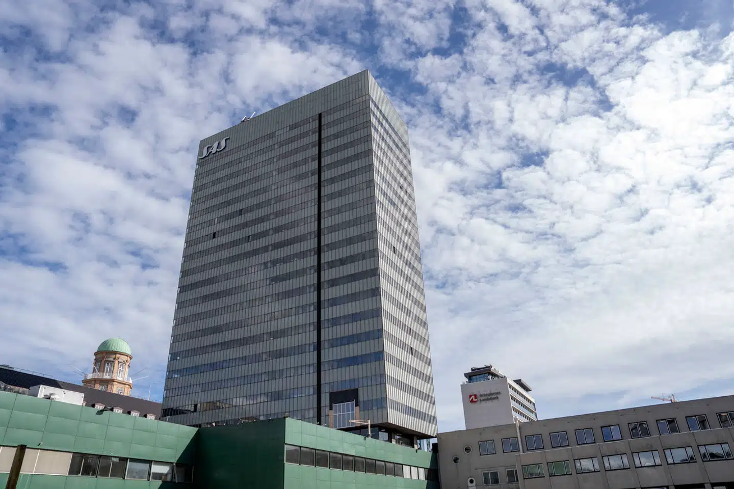 Arne Jacobsens SAS-hotel, der i dag hedder Radisson Collection Royal Hotel, stod færdigt i 1960 og var på det tidspunkt et såkaldt Gesamtkunstwerk, en bygning, hvori alt fra yderst til inderst, fra dørgreb, tekstiler og møbler til bestik, glas og peberkværn, var tegnet af den samme arkitekt ud fra et helhedsperspektiv.