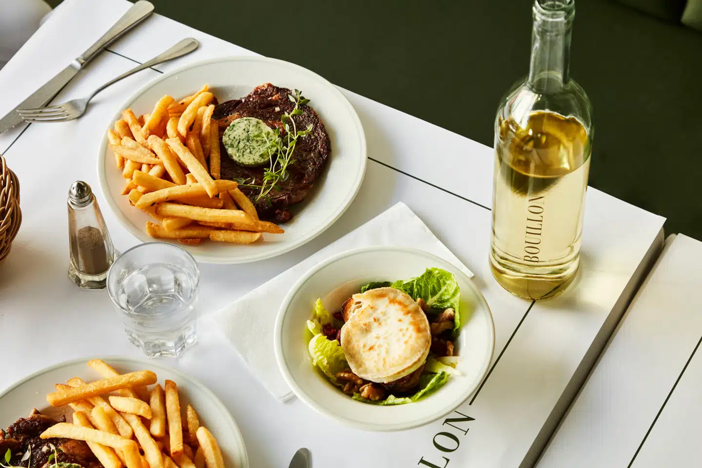 Man vil kunne spise sig mæt i klassiske franske retter på madiværksætterens nye restaurant på Frederiksberg. En omgang steak frites river dig for 124 kroner.