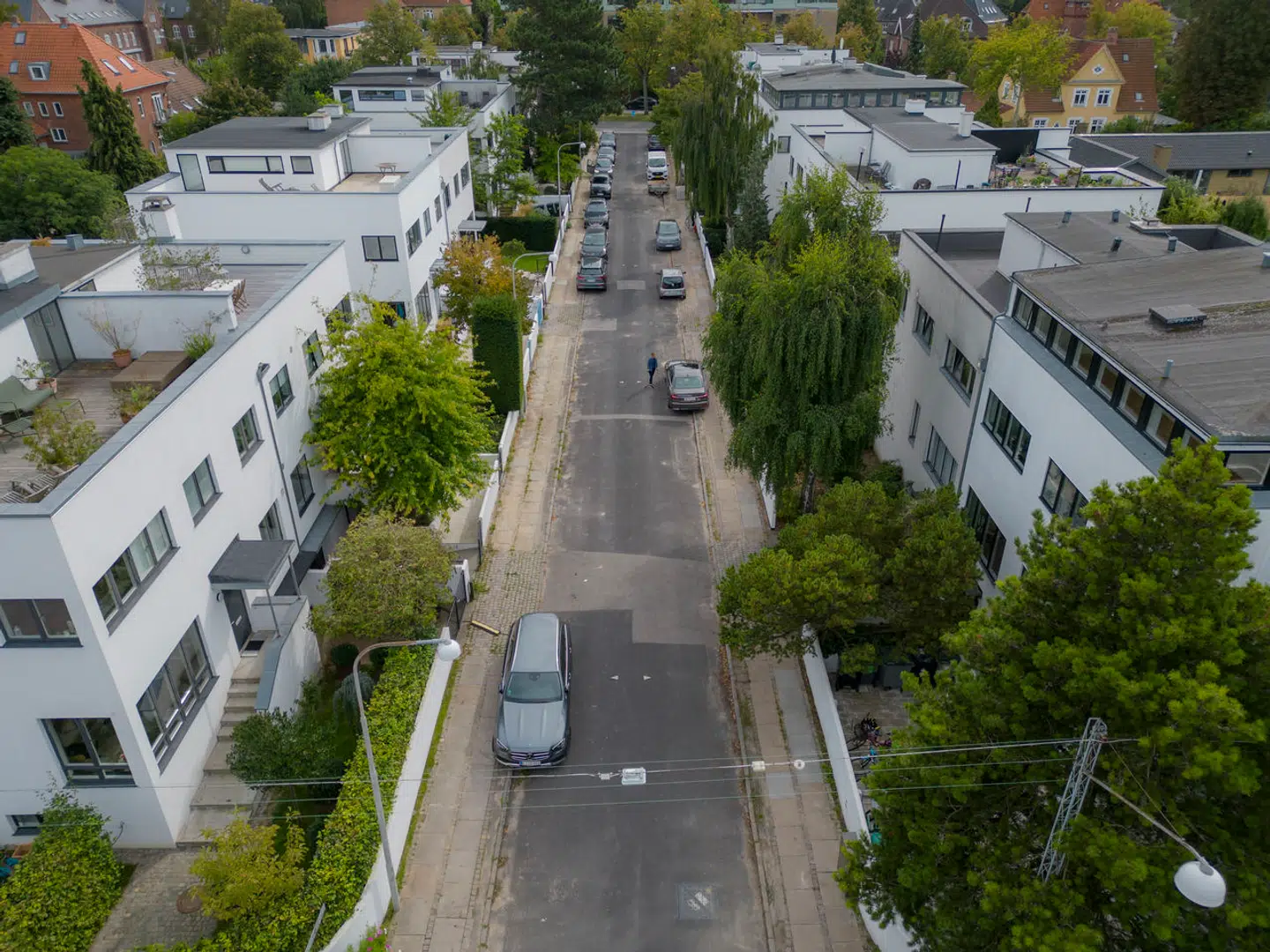 Ejendomsvurderingerne laves af et nyt system baseret på en række objektive kriterier, som dog har ført til vidt forskellige vurderinger af eksempelvis de ens ejendomme på billedet. Men vejen til en vurdering kan groft sagt følges i fire skridt til den endelige pris.