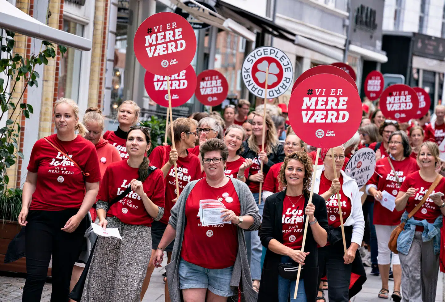 Sygeplejersker i strejke demonstrerer i Aalborg i sommeren 2021. Siden viste det sig, at sygeplejersker ikke er for lavt lønnede i forhold til andre grupper.