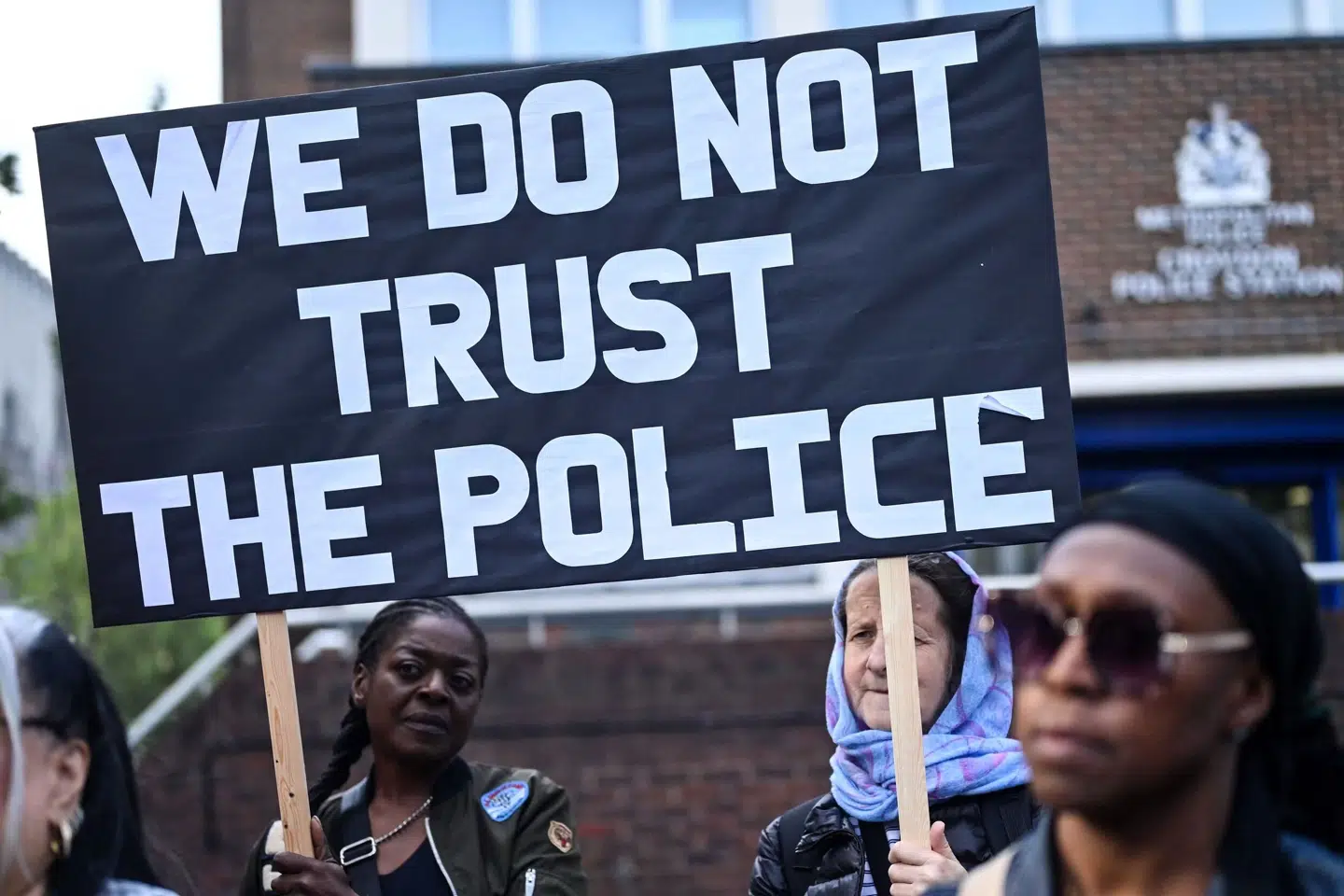 Mistilliden og vreden over politiet i London er steget de seneste år efter sager om blandt andet voldtægt begået af politibetjente. Også en drabssag har vakt stor vrede. Ifølge politiet er omkring 1000 betjente fjernet fra gaden. (Arkivfoto).