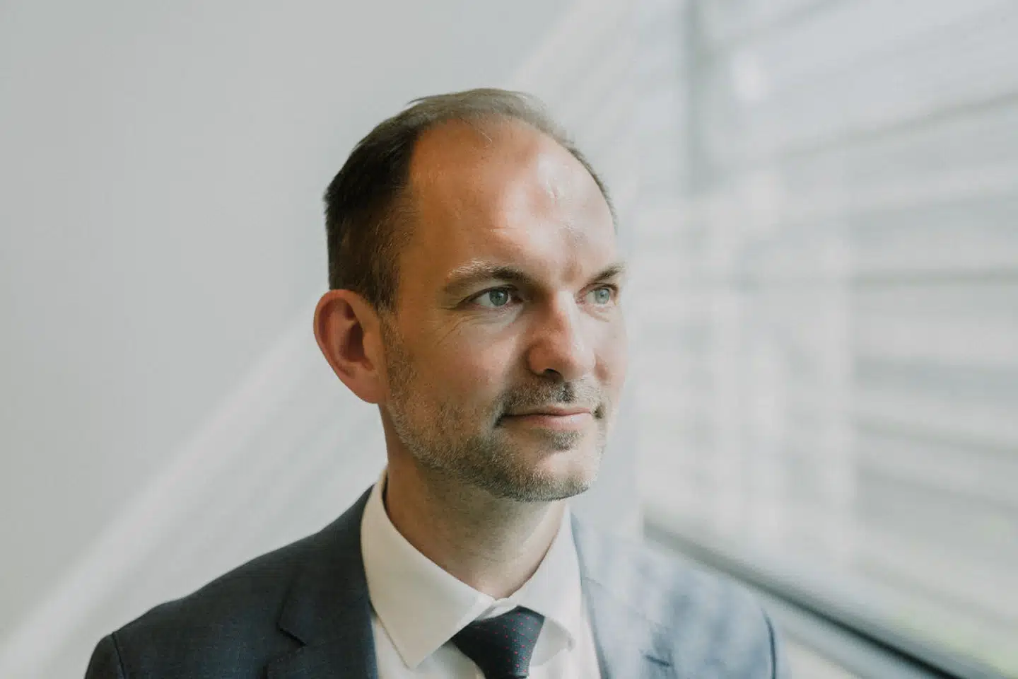 Her til eftermiddag mødes skatteminister Jeppe Bruus (S) med aftalepartierne, der står bag det nye ejendomsvurderingssystem, som i sidste uge fik internettet til at koge over med sure boligejere.