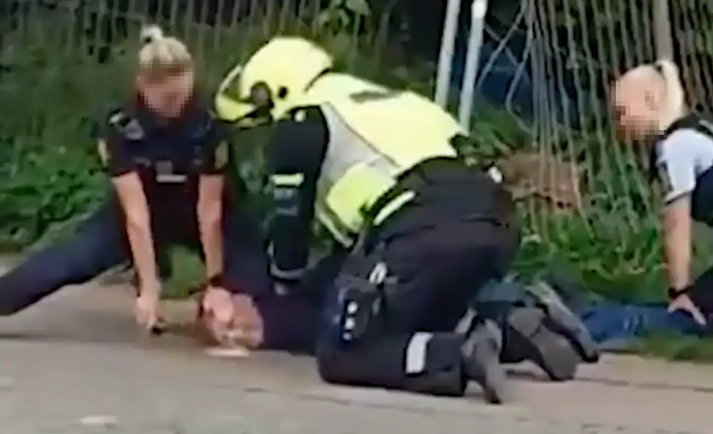 Anholdelsen af Adam Dyrvig Tatt blev filmet af en forbipasserende. Foto: Screenshot fra B.T.