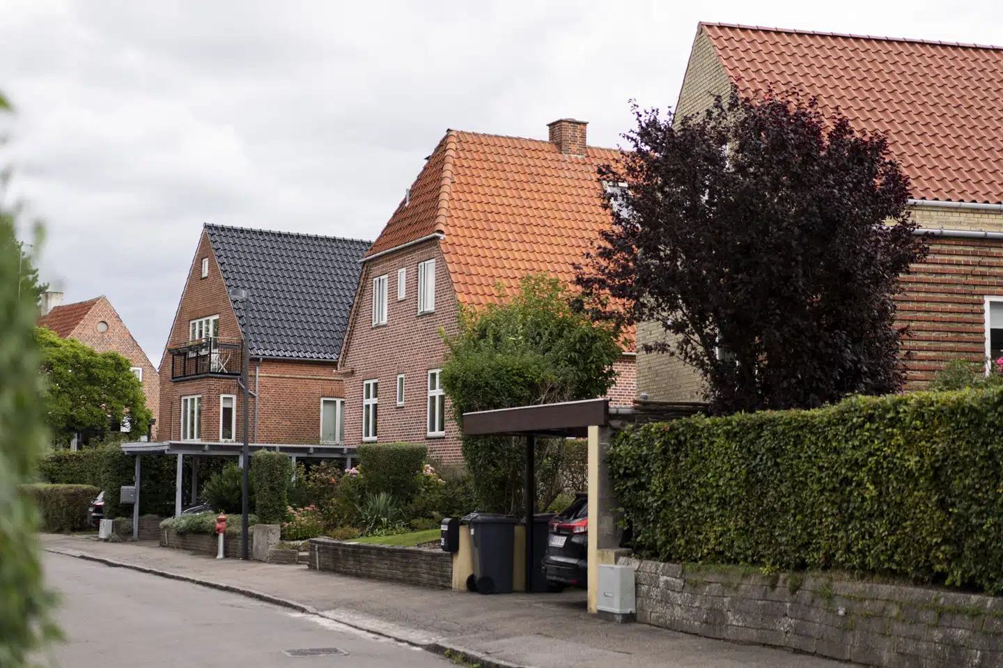 Boligejerne har udsigt til, at boligpriserne ikke vil falde lige så meget i år, som Nationalbanken forudså for et halvt år siden. Og allerede næste år er der udsigt til stigninger i boligpriserne.