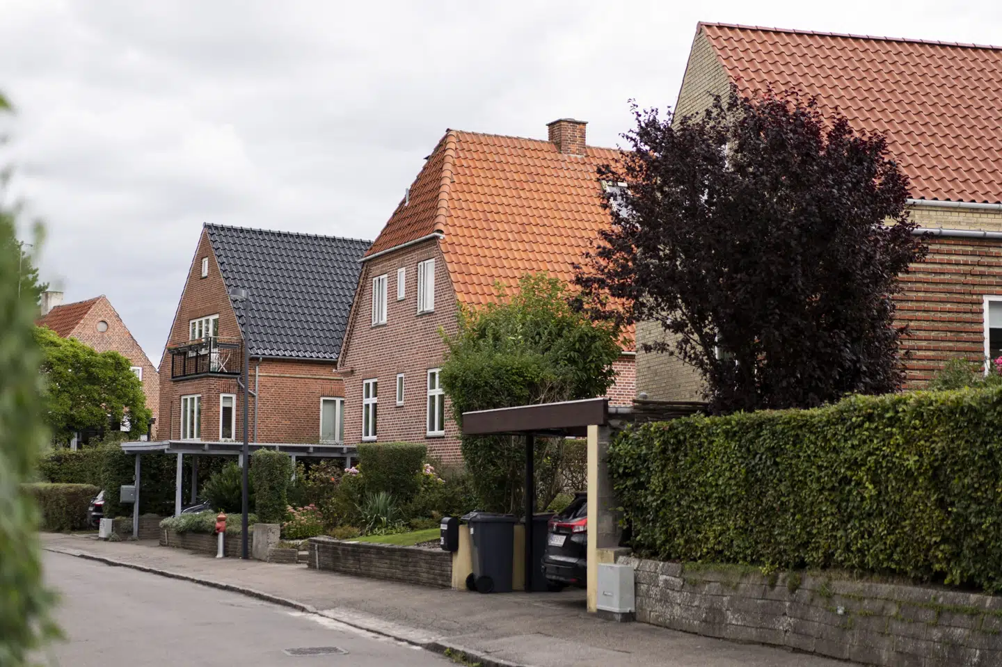 Boligejerne har udsigt til, at boligpriserne ikke vil falde lige så meget i år, som Nationalbanken forudså for et halvt år siden. Og allerede næste år er der udsigt til stigninger i boligpriserne.