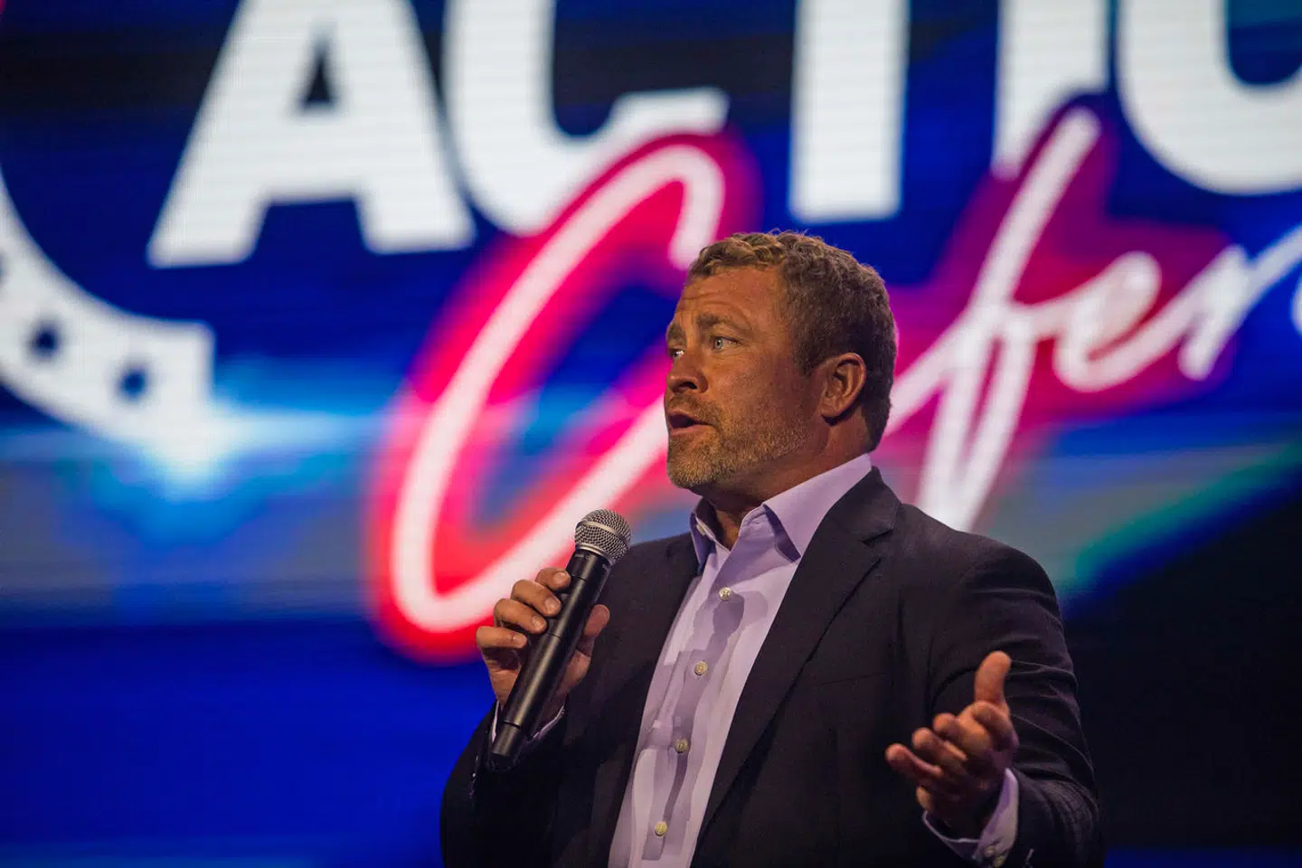 Tim Ballard har reddet børn fra menneskesmuglere, og en fiktionaliseret udgave af hans organisation blev sidste år den mest sete film i USA. Nu skriver medier, at han selv har begået overgreb – men hvad er sandheden?