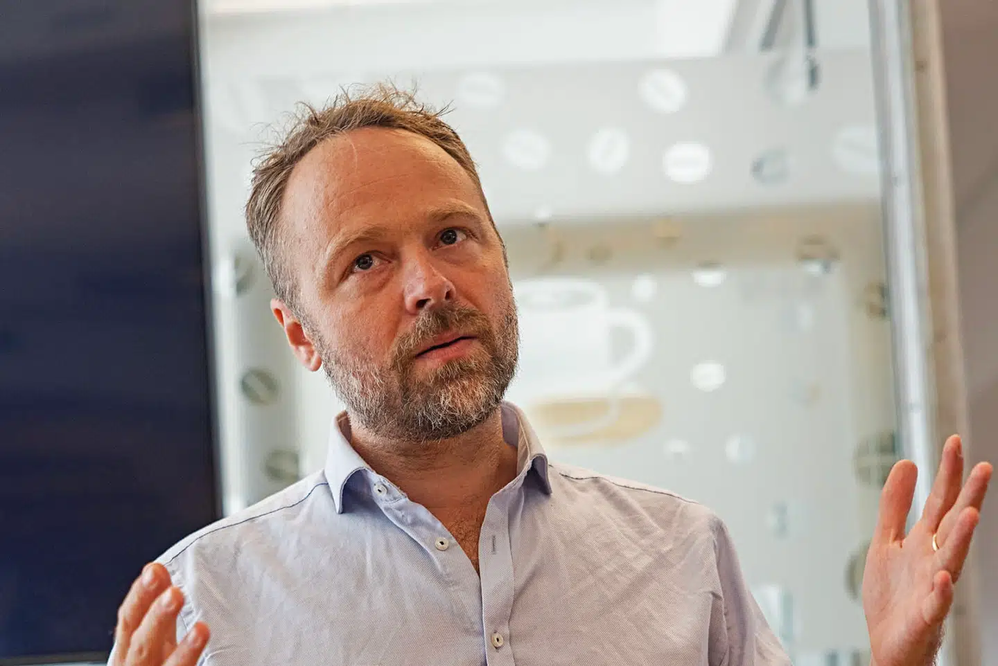 Asger Juhl er tidligere vært på Radio24syv, ligesom han var stifter af den nu hedengangne podcast »Den Uafhængige«. Han har også været journalistisk chefredaktør på Ekstra Bladet. I dag arbejder han for Dansk Folkeparti.