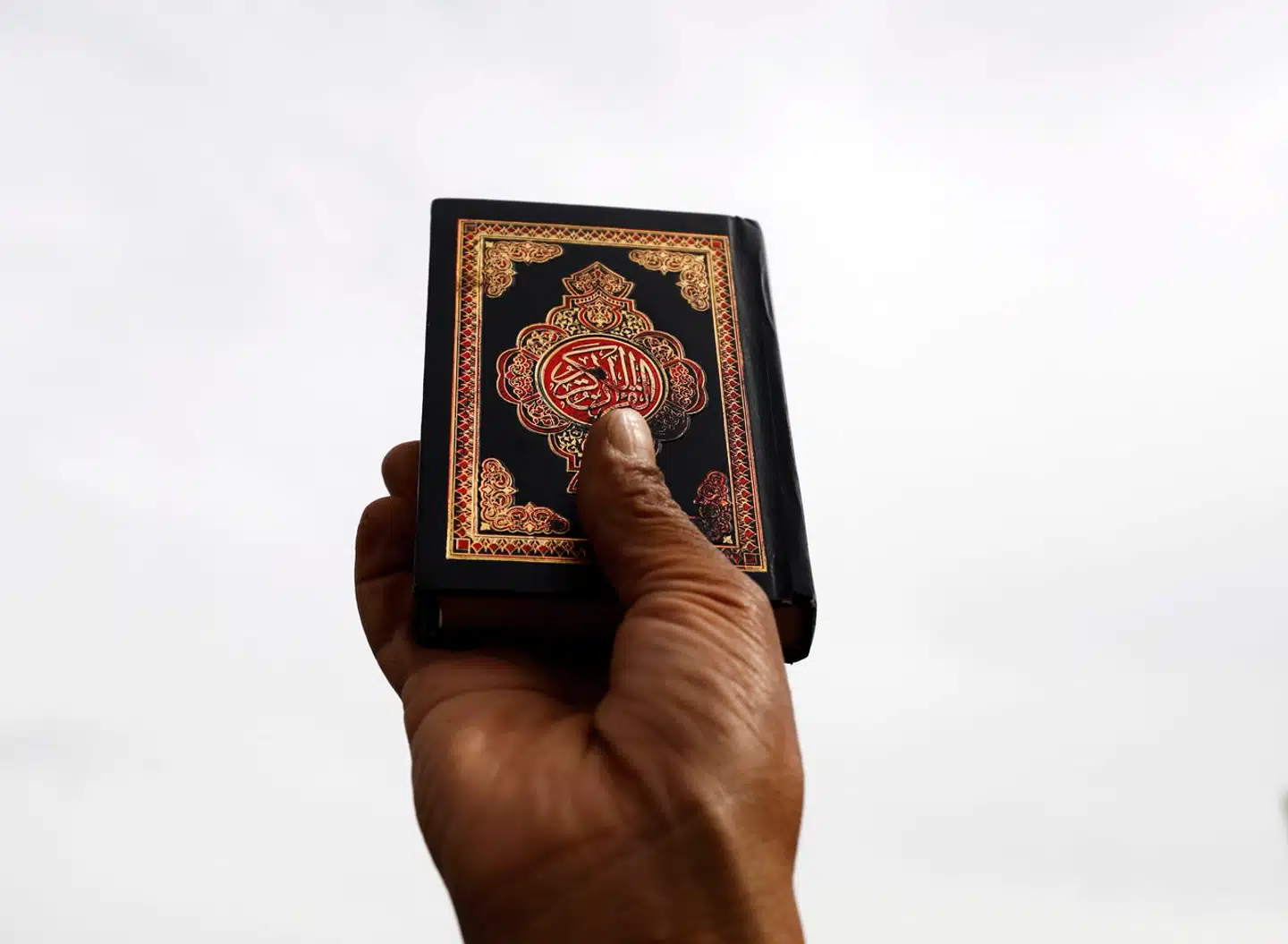 Med lovforslaget vil regeringen gøre det strafbart at afbrænde religiøse skrifter offentligt. Det er ikke kun Koranen, men også for eksempel Biblen og Toraen, der er omfattet.