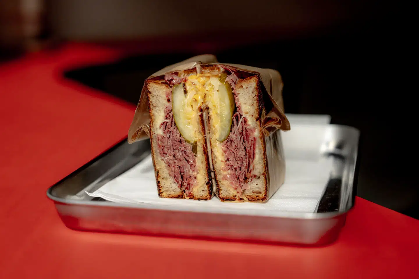 Hvis du vil smage den utroligt populære »Beef & Pickle«-sandwich med langtidsbraiseret oksespidsbryst og hjemmelavet pickles og sauerkraut, skal du være vaks ved havelågen, da den ofte er udsolgt.