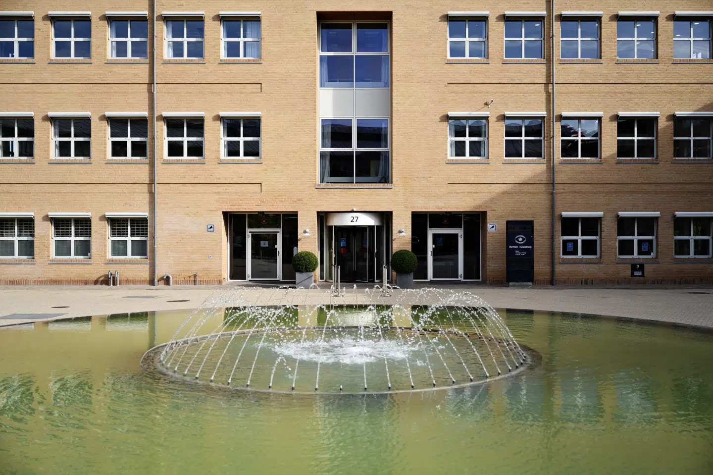 Retten i Glostrup behandler over tre dage en straffesag mod en mand, som anklages for blufærdighedskrænkelser og voldtægt ved anden seksuel omgang end samleje. (Arkivfoto)