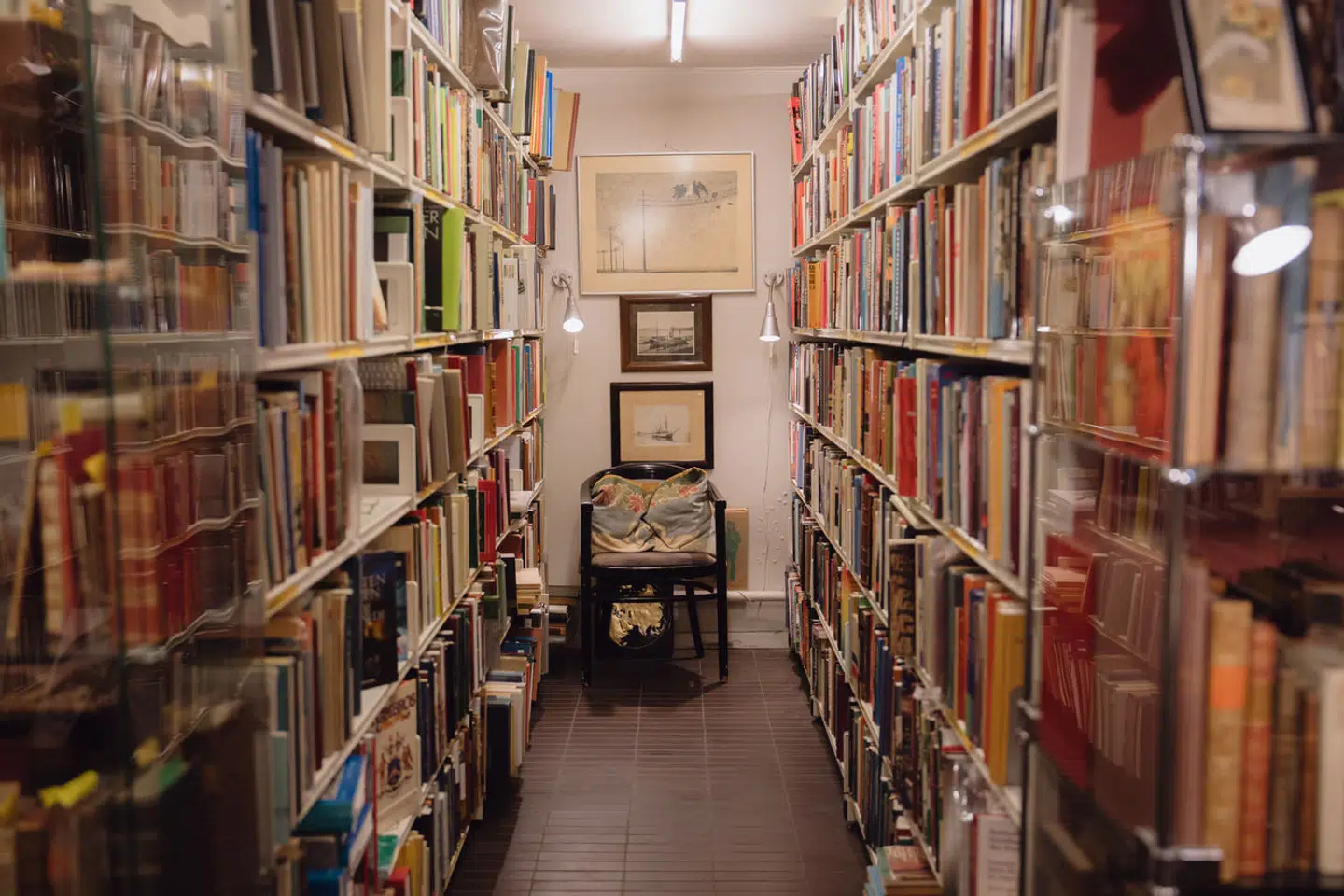 Dansk Sprognævn, der laver ordbogen, har gennemgået alle ord, der slutter på -mand eller -kvinde, for at undersøge, om de skal gøres neutrale eller have en kvindelig eller mandlig pendant.