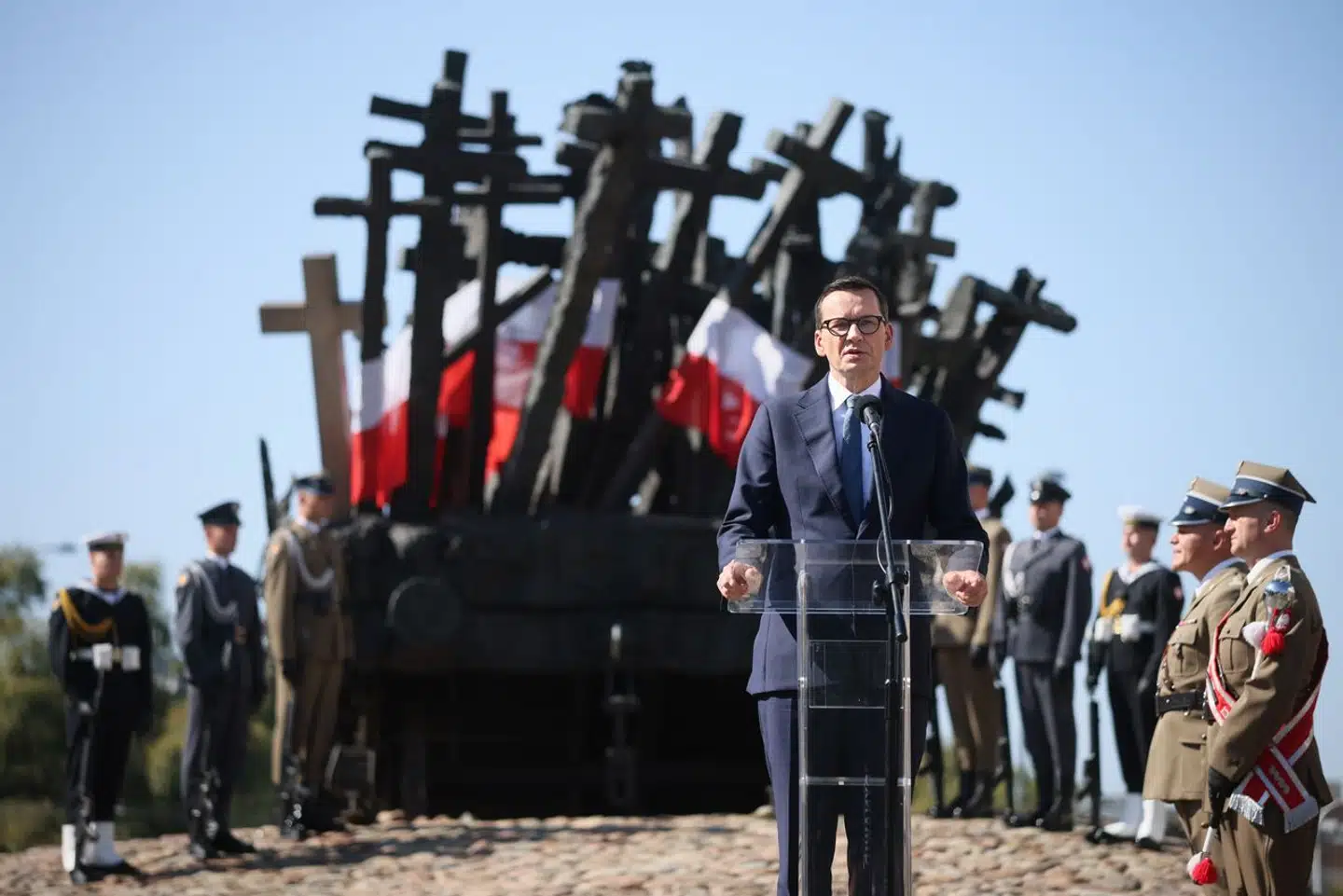 Den polske premierminister, Mateusz Morawiecki, hævder, at det blot er få hundrede polske visa, der nu efterforskes. Men eksemplerne på fusk pibler frem i polsk presse.