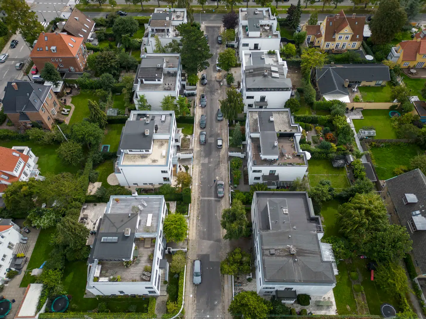 På Frederiksberg ligger 14 næsten ens huse, som er vurderet vidt forskelligt. Nu giver Skatteministeriet en forklaring.