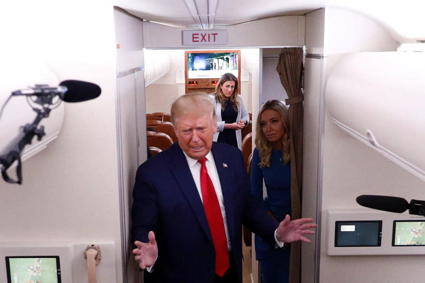 Her ses Cassidy Hutchinson i baggrunden sammen med daværende præsident Donald Trump ombord på Air Force One.