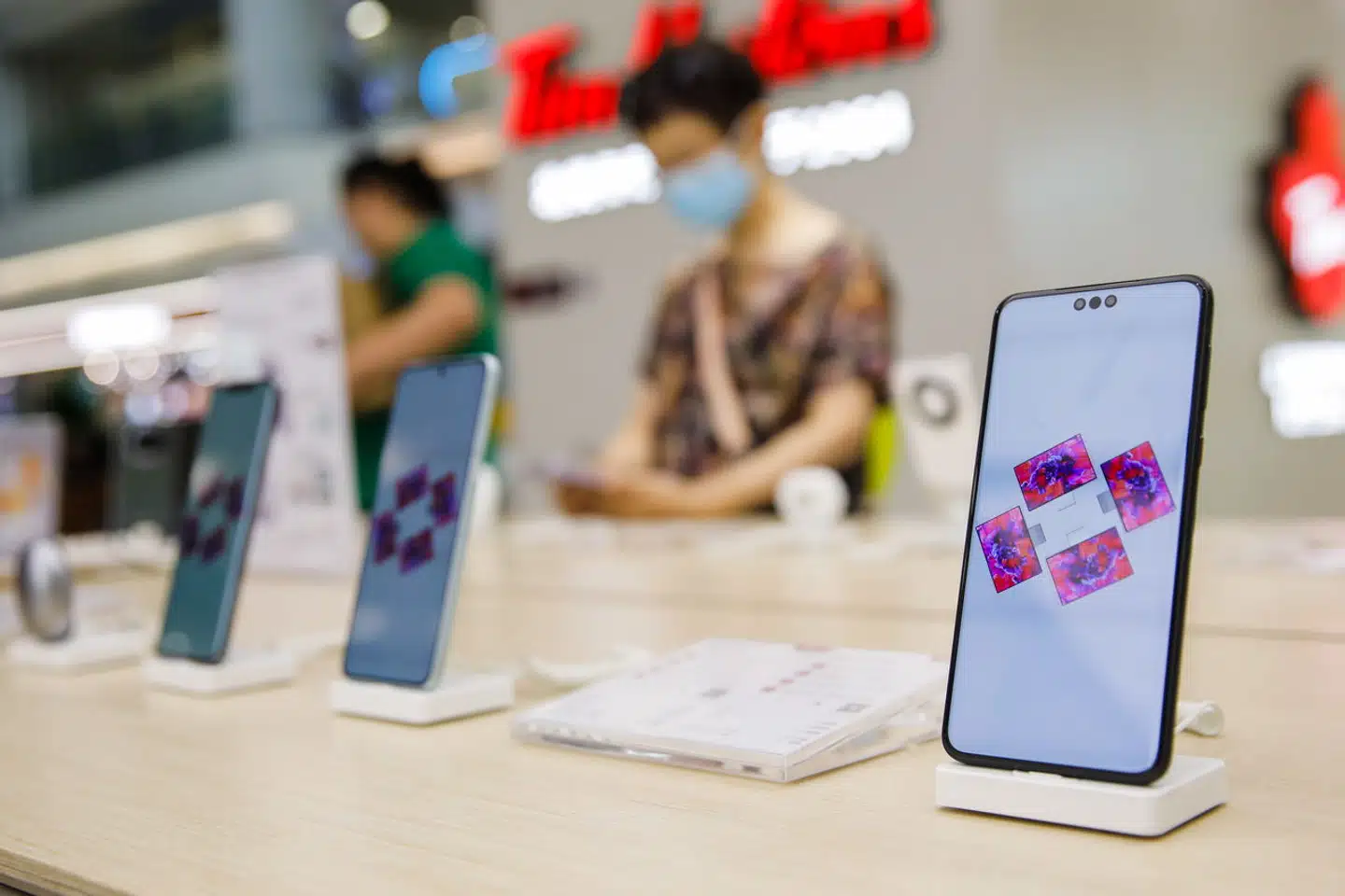 Mate 60 Pro-toptelefonen fra den kinesiske mobilgigant Huawei landede som en overraskelse sidst i august og har været omgærdet af stor mystik, fordi Huawei ikke har villet hverken be- eller afkræfte, om der – trods omfattende amerikanske sanktioner – var tale om en 5G-telefon.