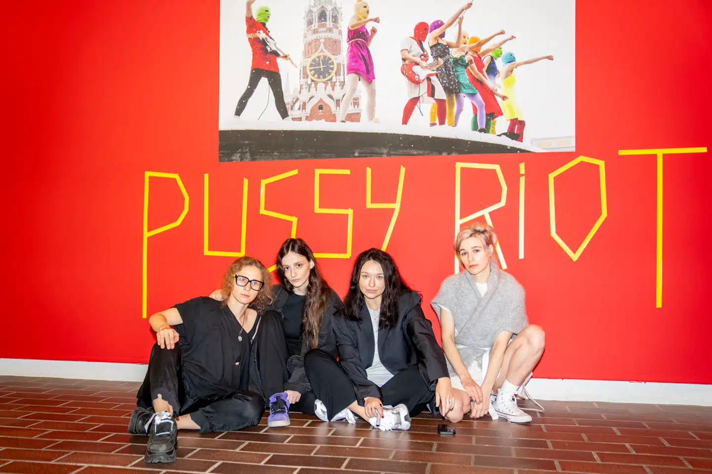 Det russiske punkkollektiv Pussy Riot er stærkt kritiske over for præsident Putins regime og de værdier og institutioner, han bekender sig til, skriver Adam Holm. Pussy Riot-medlem Maria Alyokhina (tv) deltog sammen med andre medlemmer af Pussy Riot i rundvisning ved åbningen af den nye udstilling på Louisiana onsdag 13. september 2023.