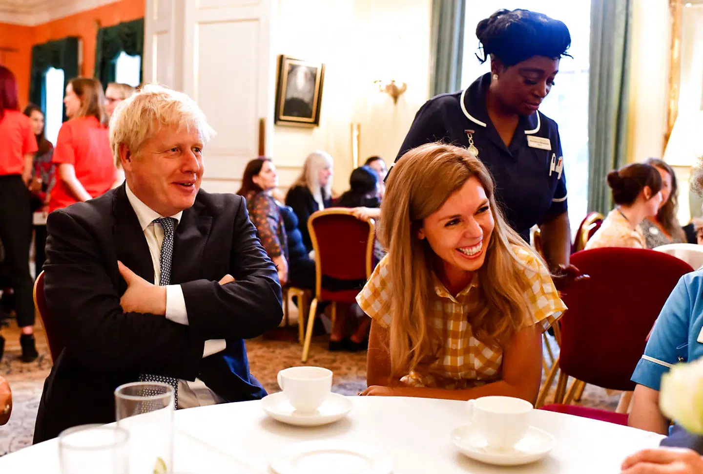 Premierminister Boris Johnson sidder ved siden af sin partner, Carrie Symonds, ved en komsammen for de ansatte i Downing Street nr. 10.