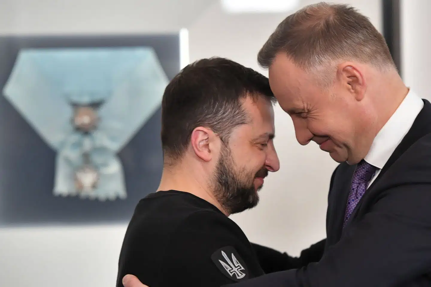 I april gav Polens præsident Andrzej Duda (th.) »Den Hvide Ørns orden« til Ukraines præsident Volodymyr Zelenskyj for de dybe relationer, han har været med til at skabe mellem de to lande. Nu kalder Duda Ukraine for en »druknende person«, der risikerer at hive sin redningsmand, Polen, med sig ned.