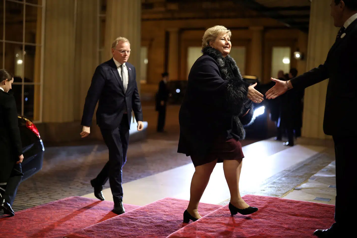 Heyre-leder Erna Solberg med ægtemanden Sindre Finnes, der tilsyneladende har tjent stort på at foretage aktieopkøb på de strategisk helt rigtige tidspunkter. Arkivfoto: Dan Kitwood, Scanpix.