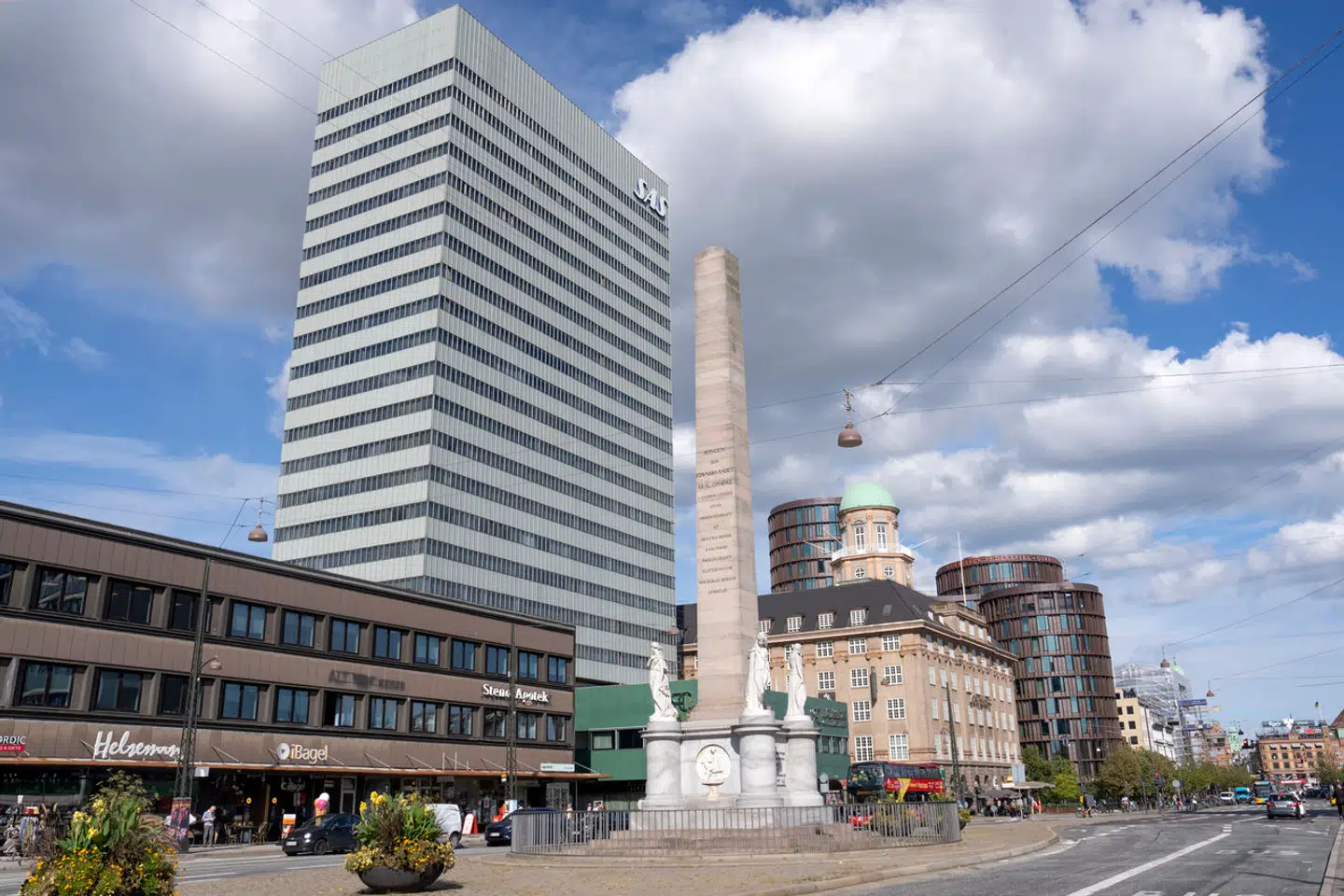 SAS-hotellet blev designet af den verdenskendte arkitekt Arne Jacobsen i 1960, og i dag står bygningen tilbage som en af de mest ikoniske bygninger i København.