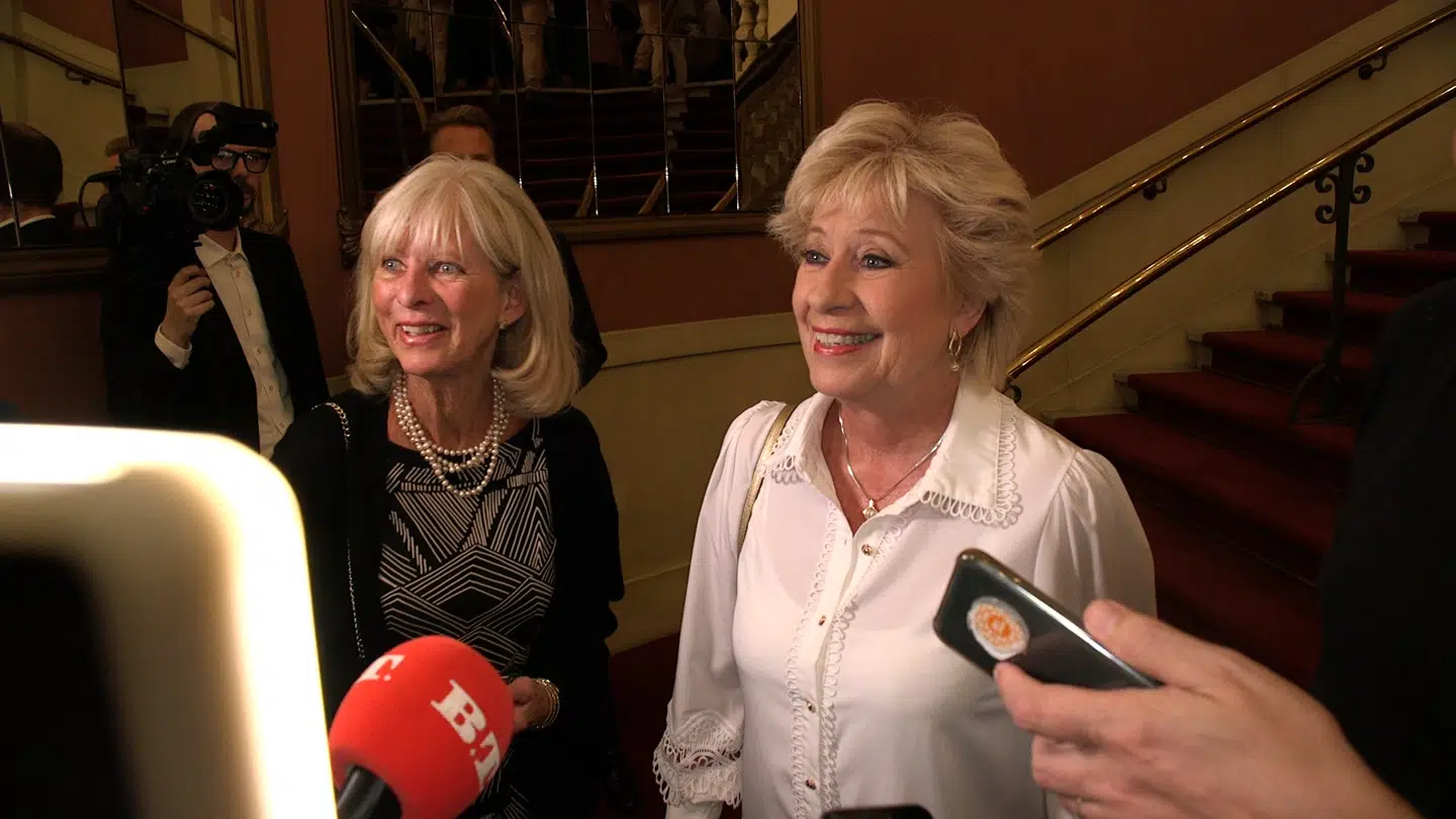B.T. møder Gertrud Campeotto til premieren på musicalen 'Sisters Act' torsdag aften, hvor Birthe Kjær havde en hyggelig aften planlagt til dem. »Jeg har så mange venner, der gerne vil gøre det godt for mig, efter jeg er blevet enke,« forklarede Gertrud Campeotto, der mistede sin mand, musikeren Dario Campeotto i april. Her mødte Rasmus Seebach op til bisættelsen med sin kæreste Julie Teglhus. »Dario stod altid på den anden side af gaden og samlede biler. Da jeg var lille, følte jeg altid, at man kunne gå over til Dario i garagen og få en sludder. Han har altid bare været der og var en god ven. Så det er sørgeligt,« sagde Rasmus Seebach da. Foto: Kasper Riising.