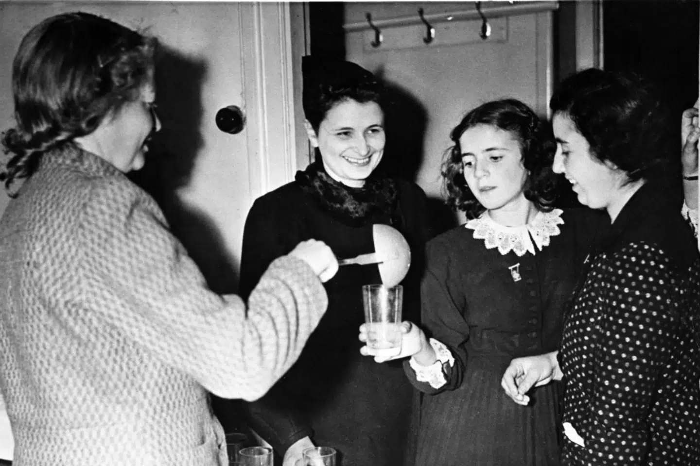 Danske jøder, der er ankommet til Sverige i oktober 1943, bespises med smørrebrød og mælk på Borgerskolen i Malmø. Arkivfoto: Scanpix