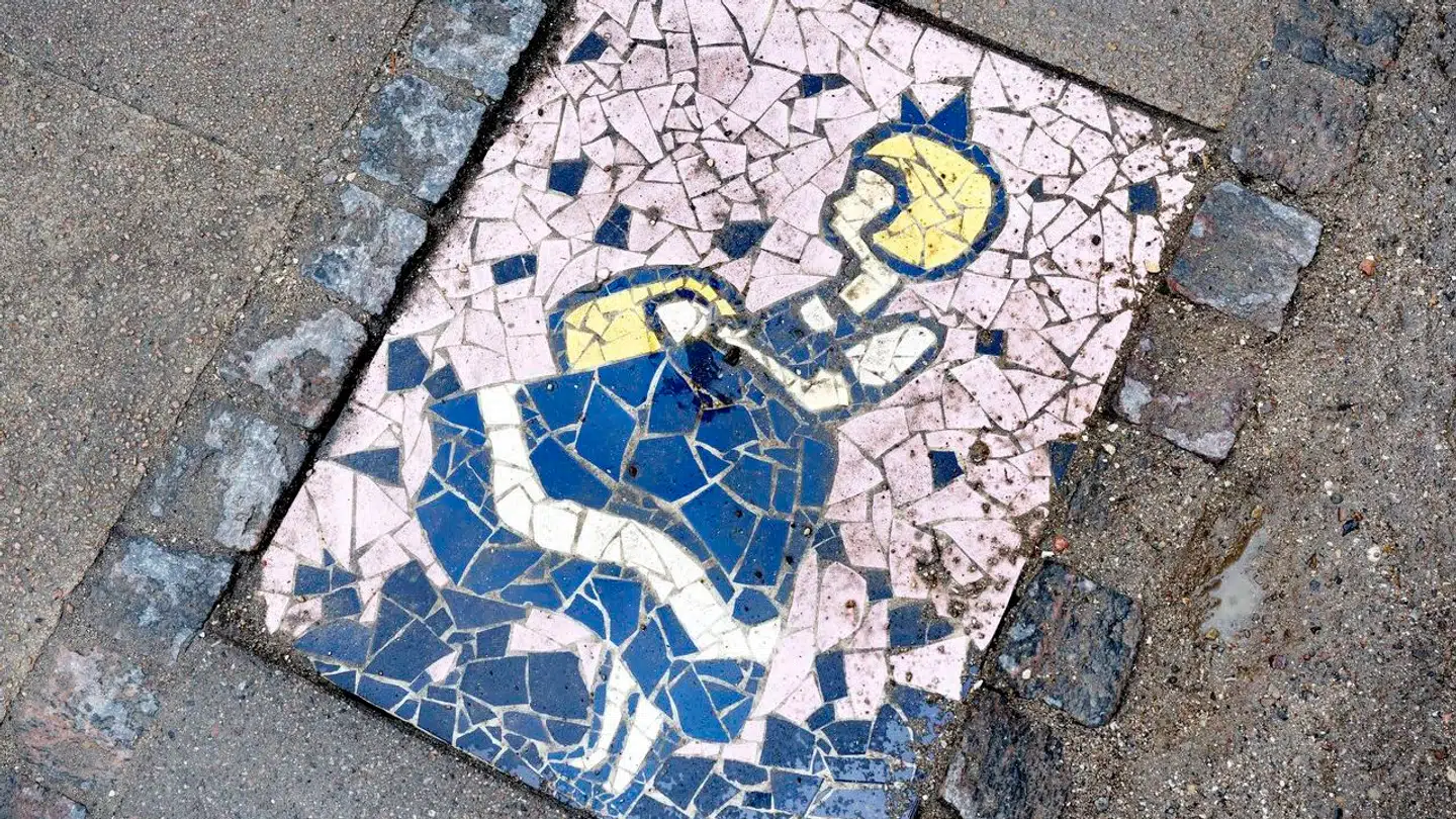 Om de nye mindeplader kommer til at se sådan ud, vides ikke. Flisen er fra Frederiksberg, hvor ukendte gerningsmænd har fjernet en flise og erstattet den med en mosaikflise portrætterende Irmapigen på Walk of Fame-strækningen af Frederiksberg Allé. (Arkivfoto)