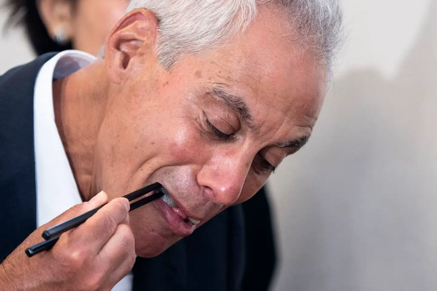 Foruden at rejse med tog, gå rundt i Tokyo og tweete har Rahm Emanuel på det seneste markeret sig ved at spise sushi fra farvandet omkring Fukushima-kraftværket. Kina har forbudt import af selvsamme fisk og fører kampagne mod Japans udledning af lavradioaktivt spildevand fra kraftværket.