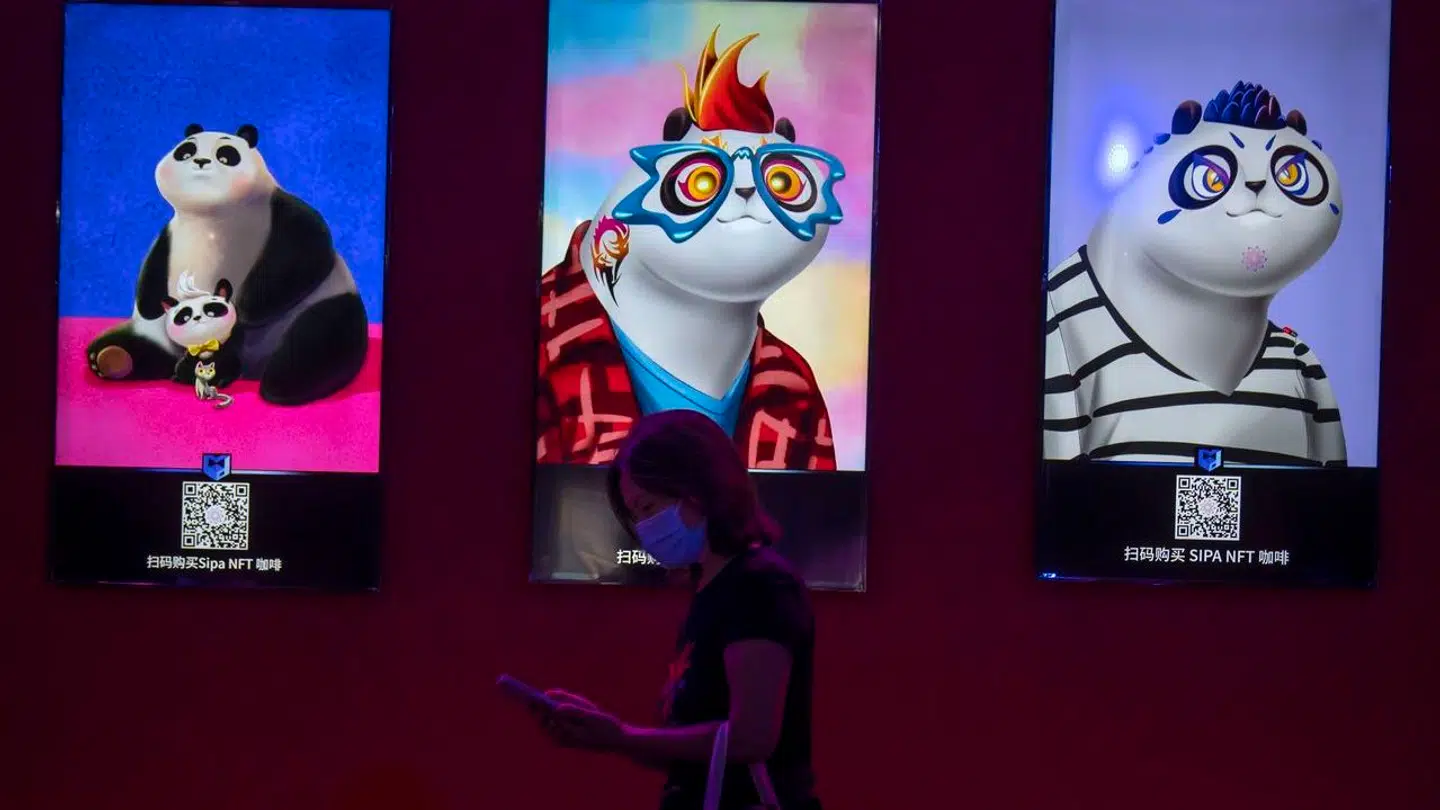 Arkivfoto. Et display af NFT-kunst ved China International Fair for Trade in Services (CIFTIS) i i Beijing i september 2022.