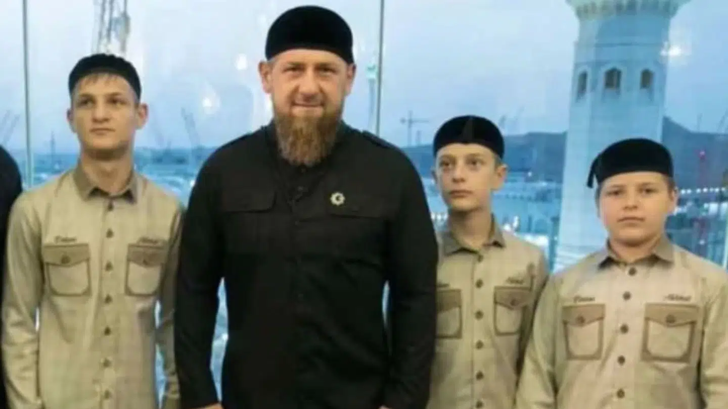 Ramzan Kadyrov med sønnerne Akhmat, Eli og Adam ved en tidligere lejlighed.