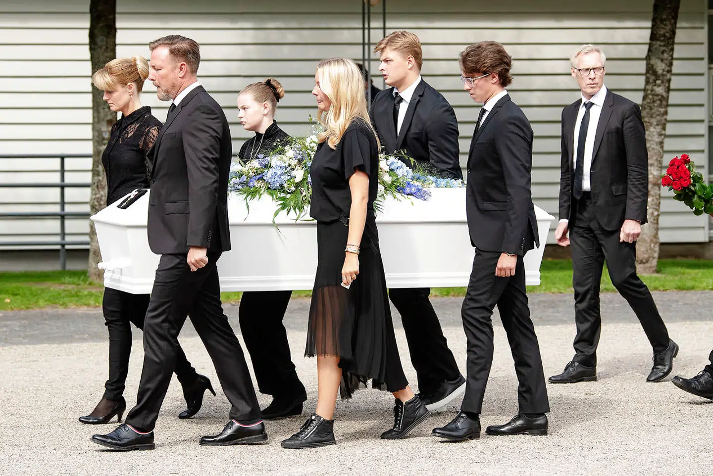 Lars Larsens kiste blev båret af børnene Jacob Brunsborg (47 år), Mette Brunsborg (44 år) samt børnebørnene Christian Birk Brunsborg (19 år), Christine Birk Brunsborg (18 år), Søren Hansen Brunsborg (18 år) og Line Hansen Brunsborg (12 år).