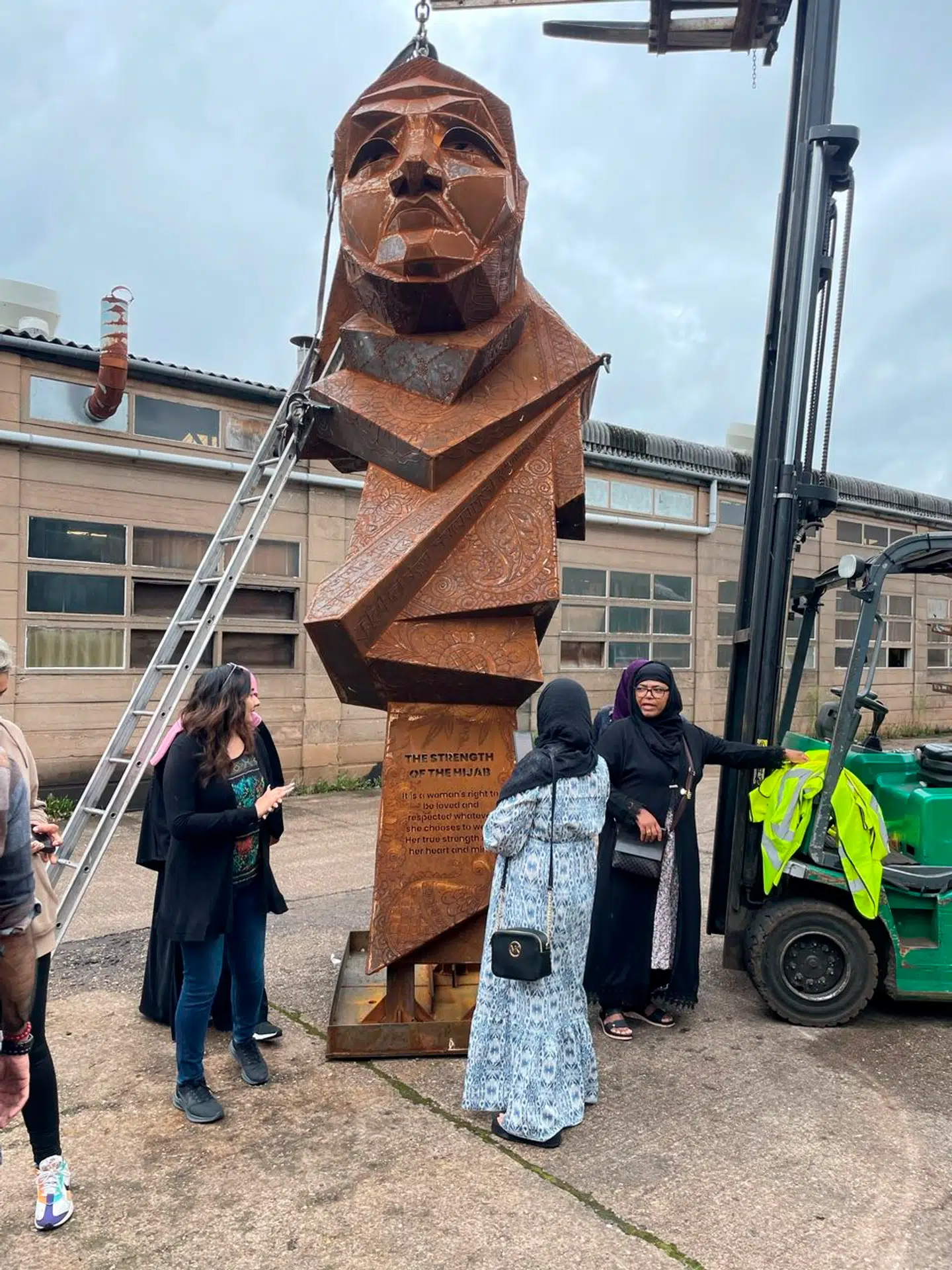 Luke Perrys skulptur »The strength of the hijab« er blevet til i samarbejde med muslimske kvinder i Birmingham.