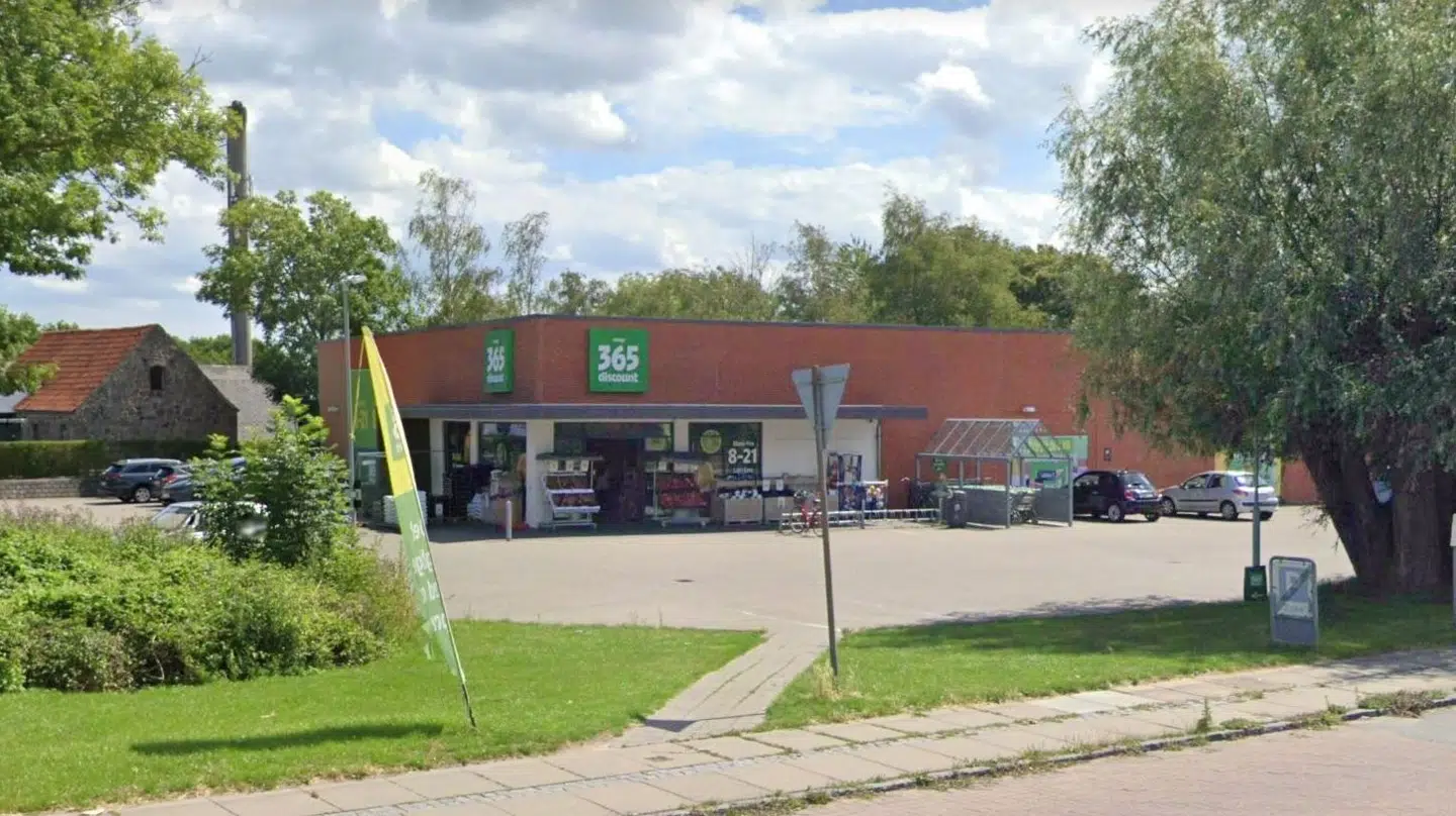 Fødevarestyrelsen har givet en sur smiley og bøde til denne Coop 365 Discount på grund af dårlig fødevarehygiejne.