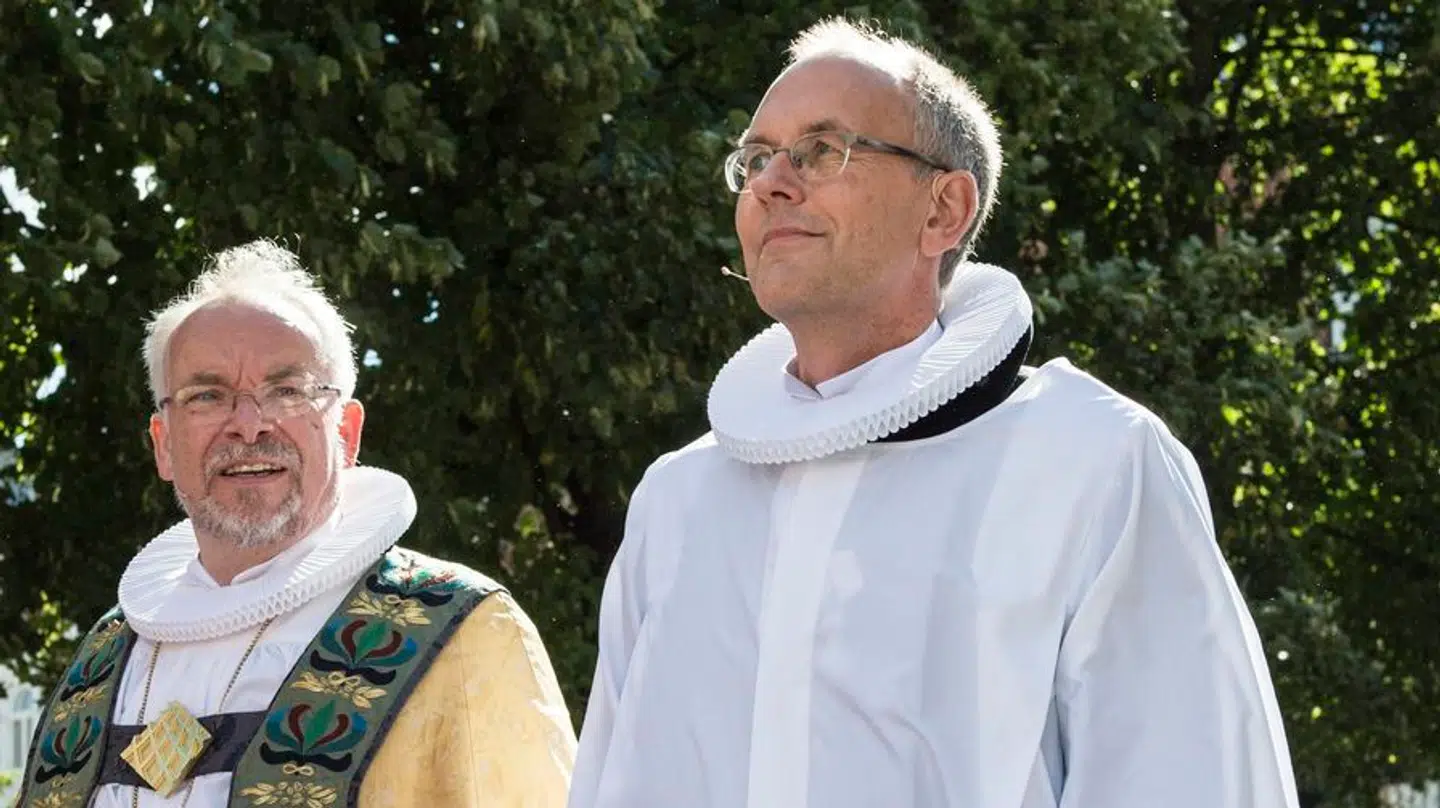 Kongehusets præst er igen i søgelyset – denne gang handler det om hans vandflyver-budget.