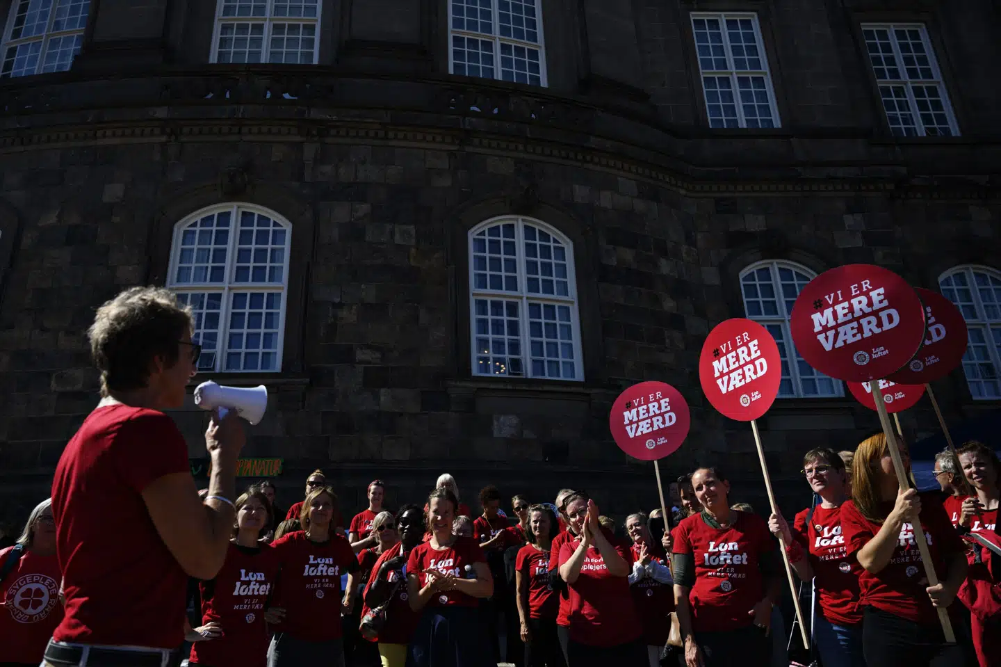 I 2021 strejkede sygeplejersker landet over, fordi de blandt andet mente, at de burde få mere i løn. Nu er faggruppen blandt fire udvalgte, som regeringen foreslår skal have et lønløft ved de kommende trepartsforhandlinger.