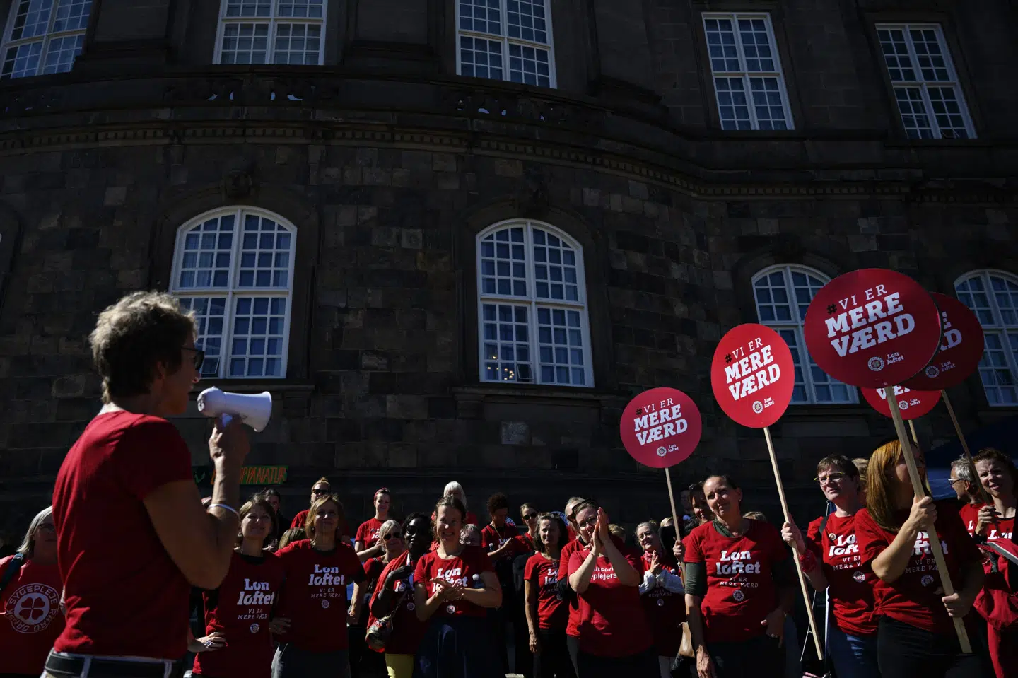 I 2021 strejkede sygeplejersker landet over, fordi de blandt andet mente, at de burde få mere i løn. Nu er faggruppen blandt fire udvalgte, som regeringen foreslår skal have et lønløft ved de kommende trepartsforhandlinger.