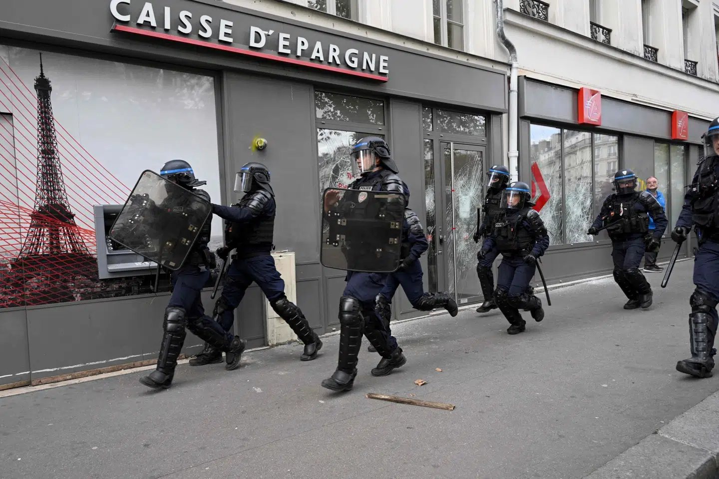Kampklædt politi tager opstilling i en gade i Paris i forbindelse med en demonstration mod politivold lørdag. Her kom det til sammenstød mellem politi og demonstranter.