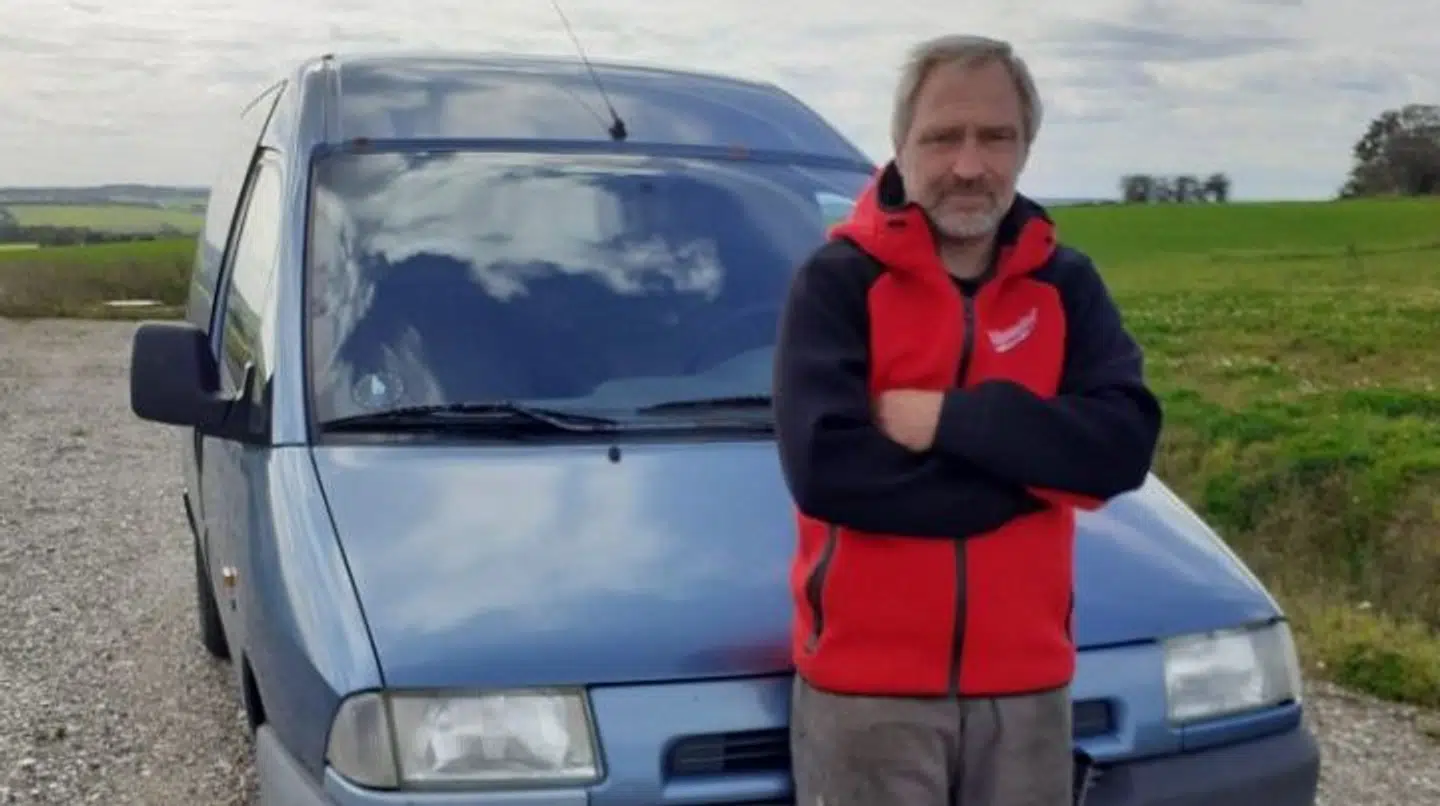 Per Højlund foran sin Fiat fra 1997.