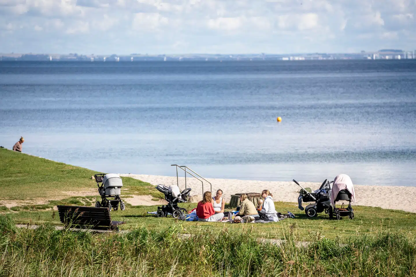 Det har været nemmere at finde en stund med tørt og varmt vejr til at tage på stranden med veninder og børn i september end måneden forinden i år, viser tal fra DMI.