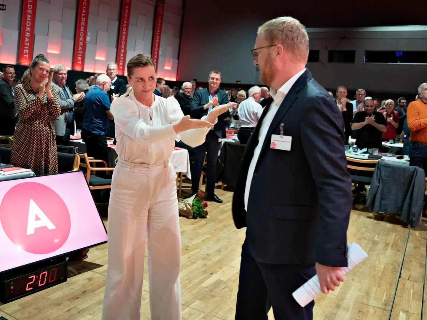 Mette Frederiksen hilser på Morten Skov efter hans tale til Socialdemokratiets Årsmøde i Aalborg 24. september (Foto: Henning Bagger/Ritzau Scanpix)