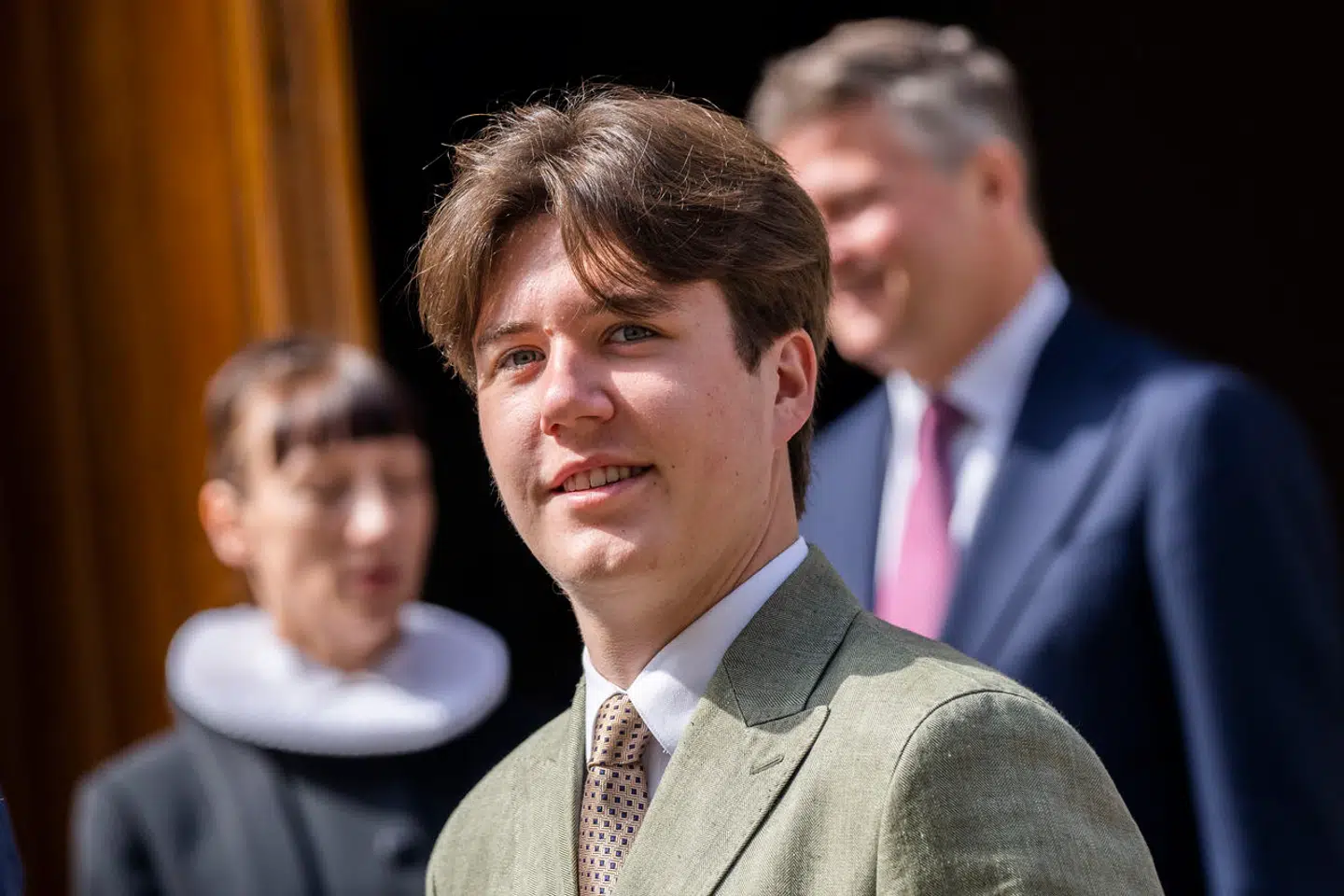 Søndag den 15. oktober fylder prins Christian 18 år. I den forbindelse er to unge fra hver af landets 98 kommuner inviteret til gallataffel.